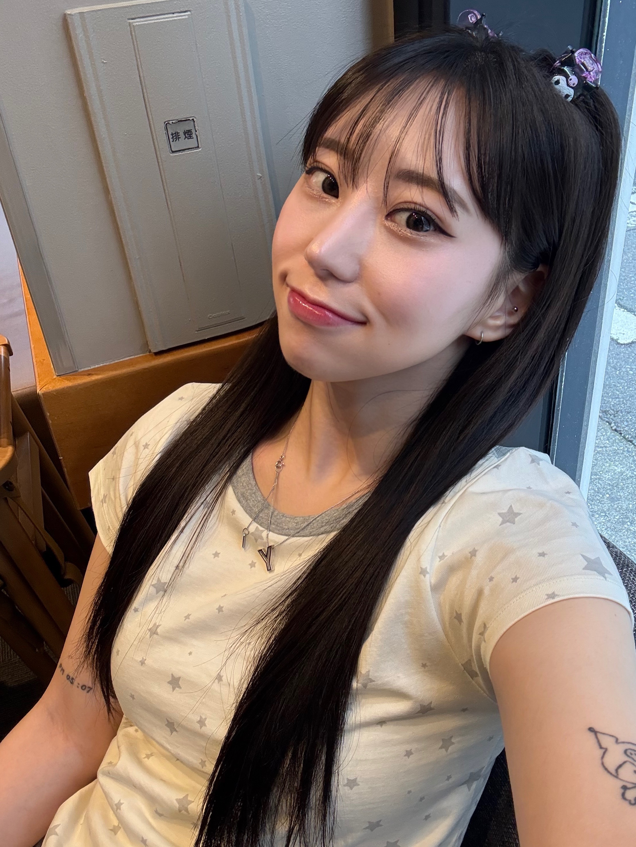COYSEIO Milky Star T-Shirt Ivory 착용 스타일 - 1