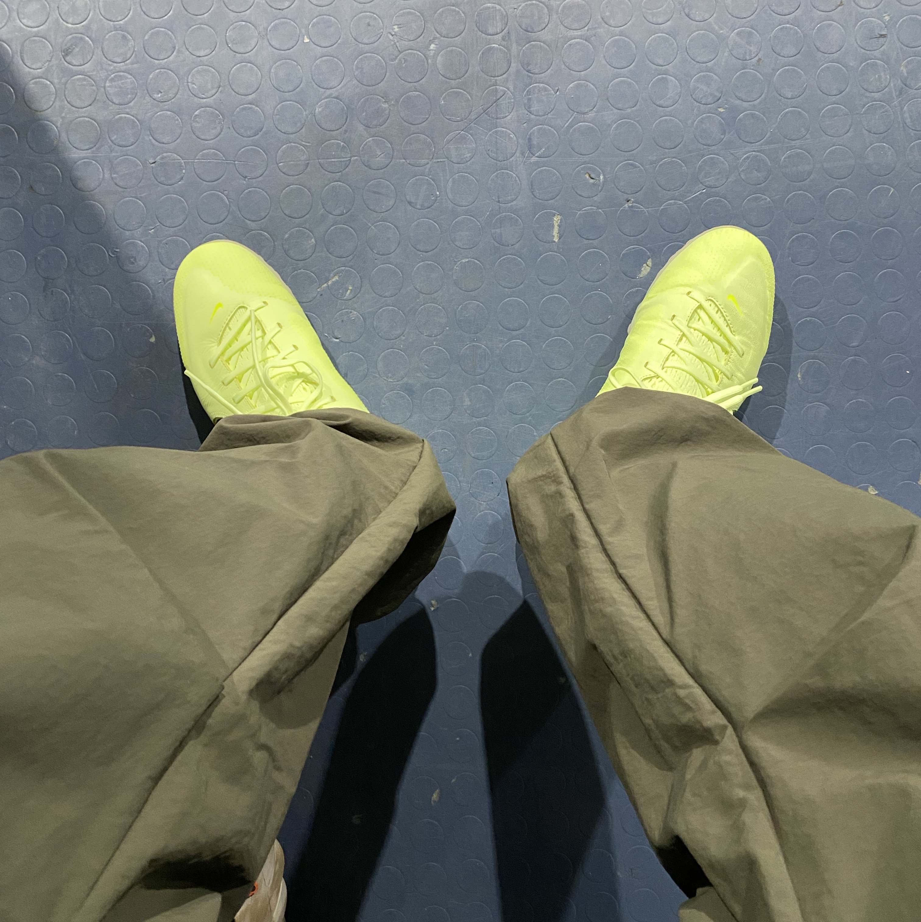 Nike React Tiempo Legend 9 Pro TF Barely Volt 착용 스타일 - 3