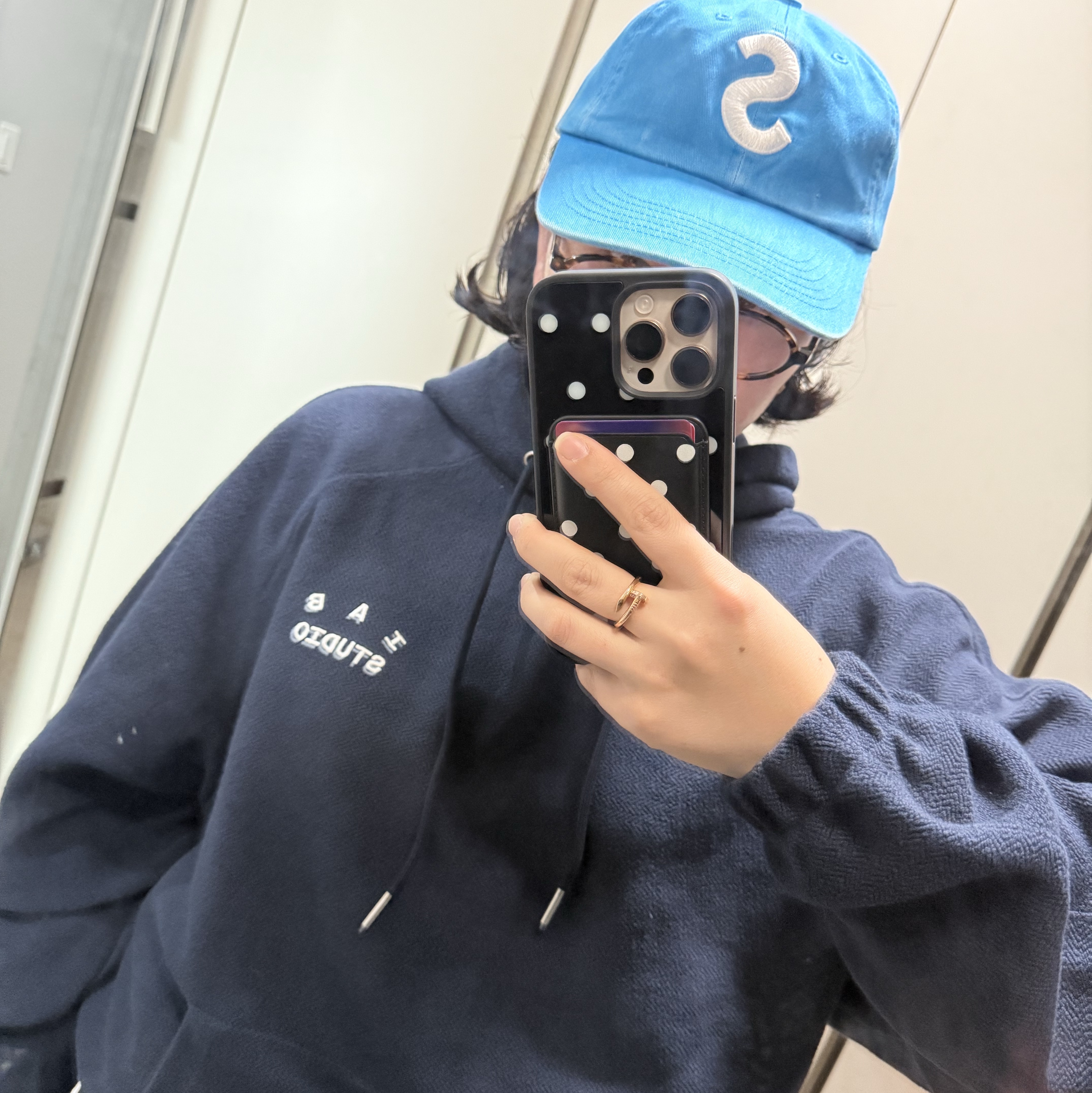 IAB Studio Herringbone Hoodie Navy White 착용 스타일