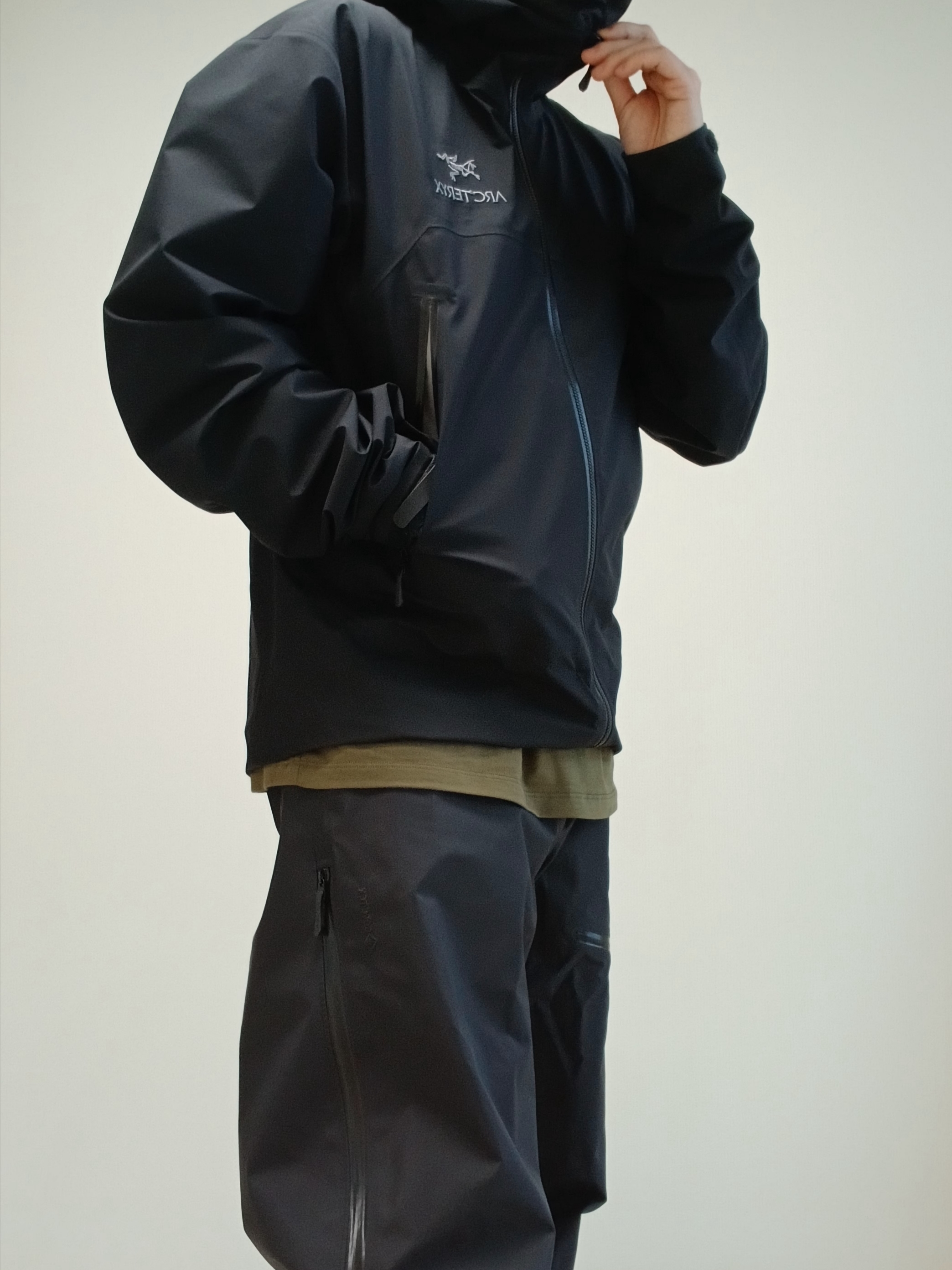 Arc'teryx Calvus Cap Black, Arc'teryx Beta Jacket Black 착용 스타일 - 5