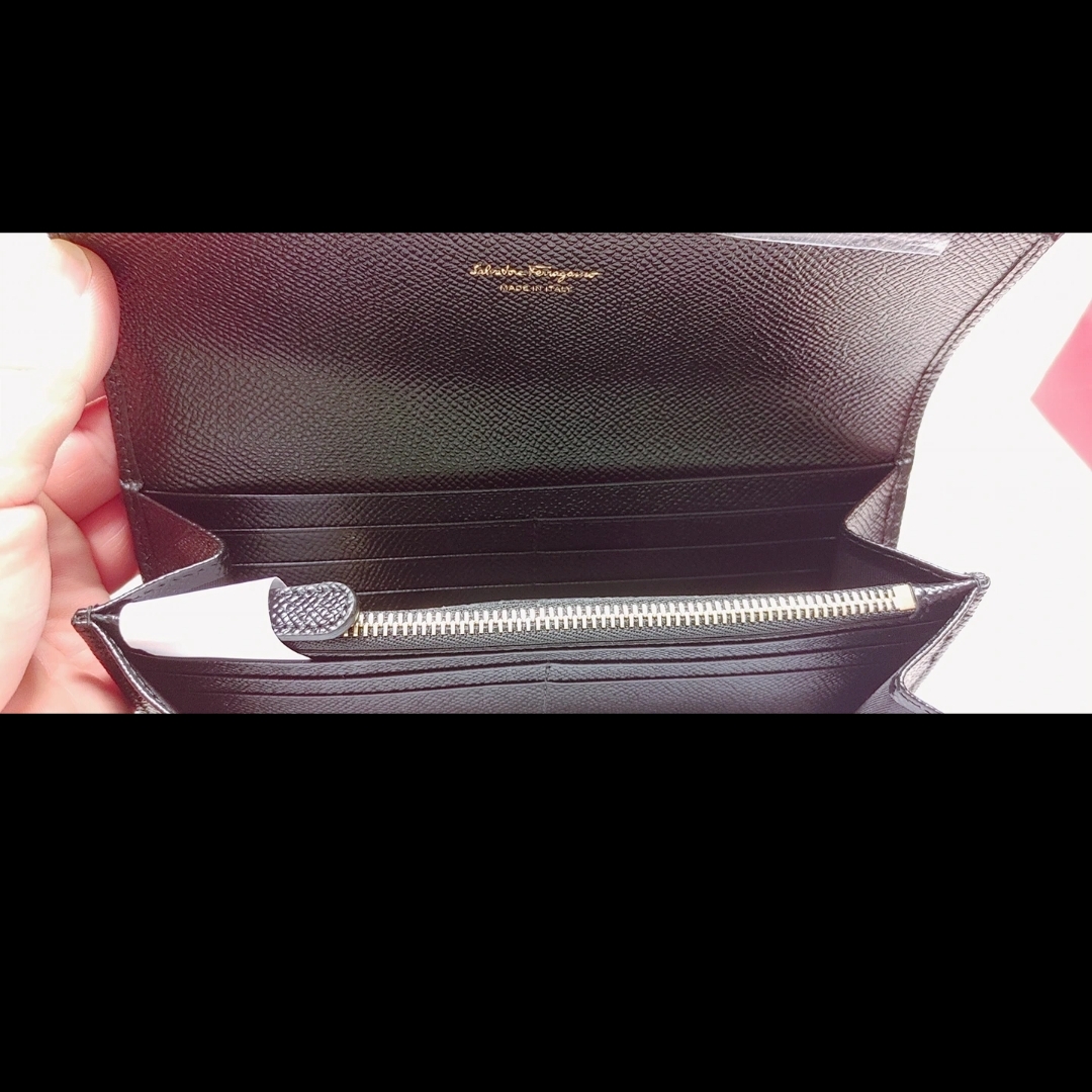 Ferragamo Gancini Continental Wallet Black 착용 스타일 - 4