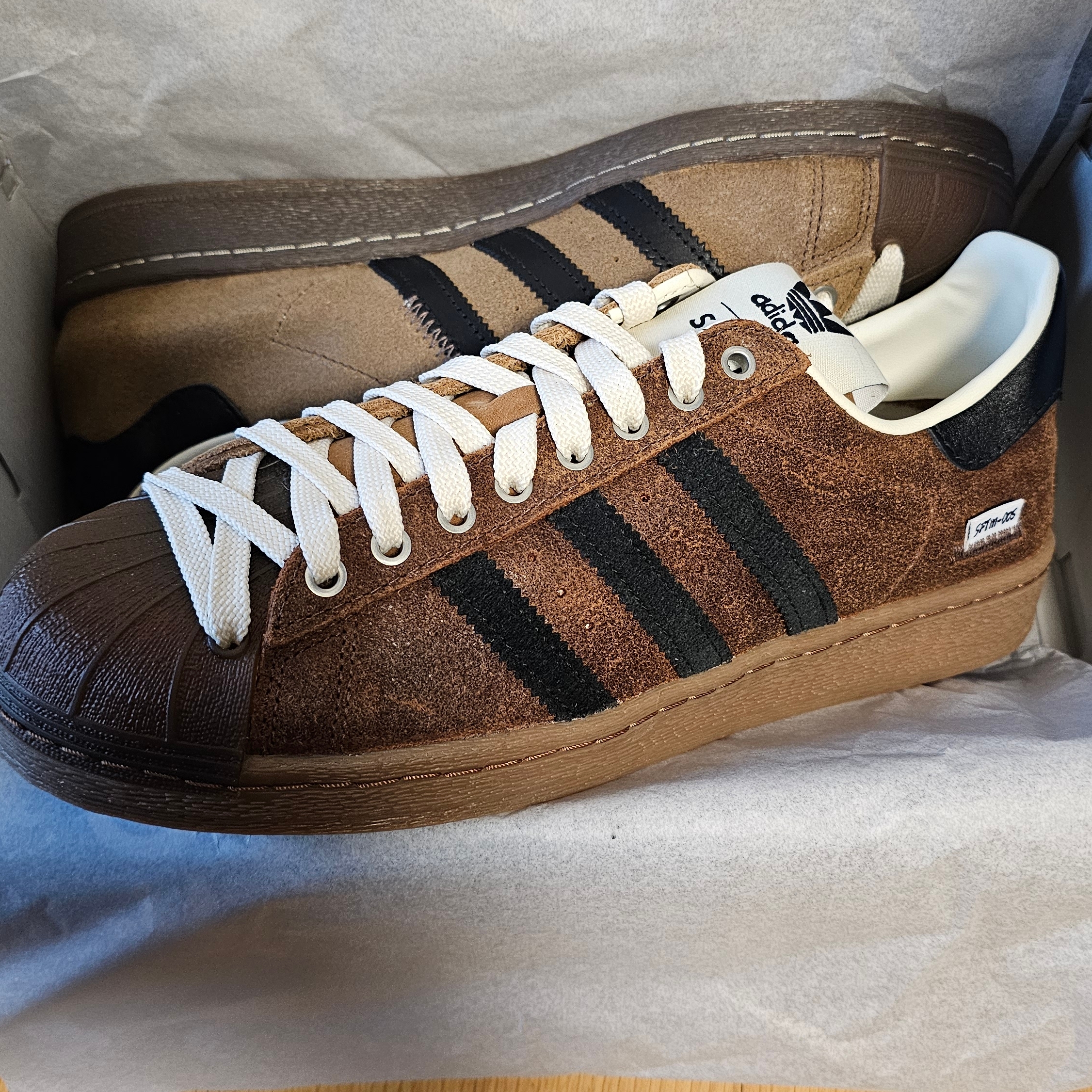 Adidas x Song for the Mute Superstar 82 Khaki Core Black 착용 스타일