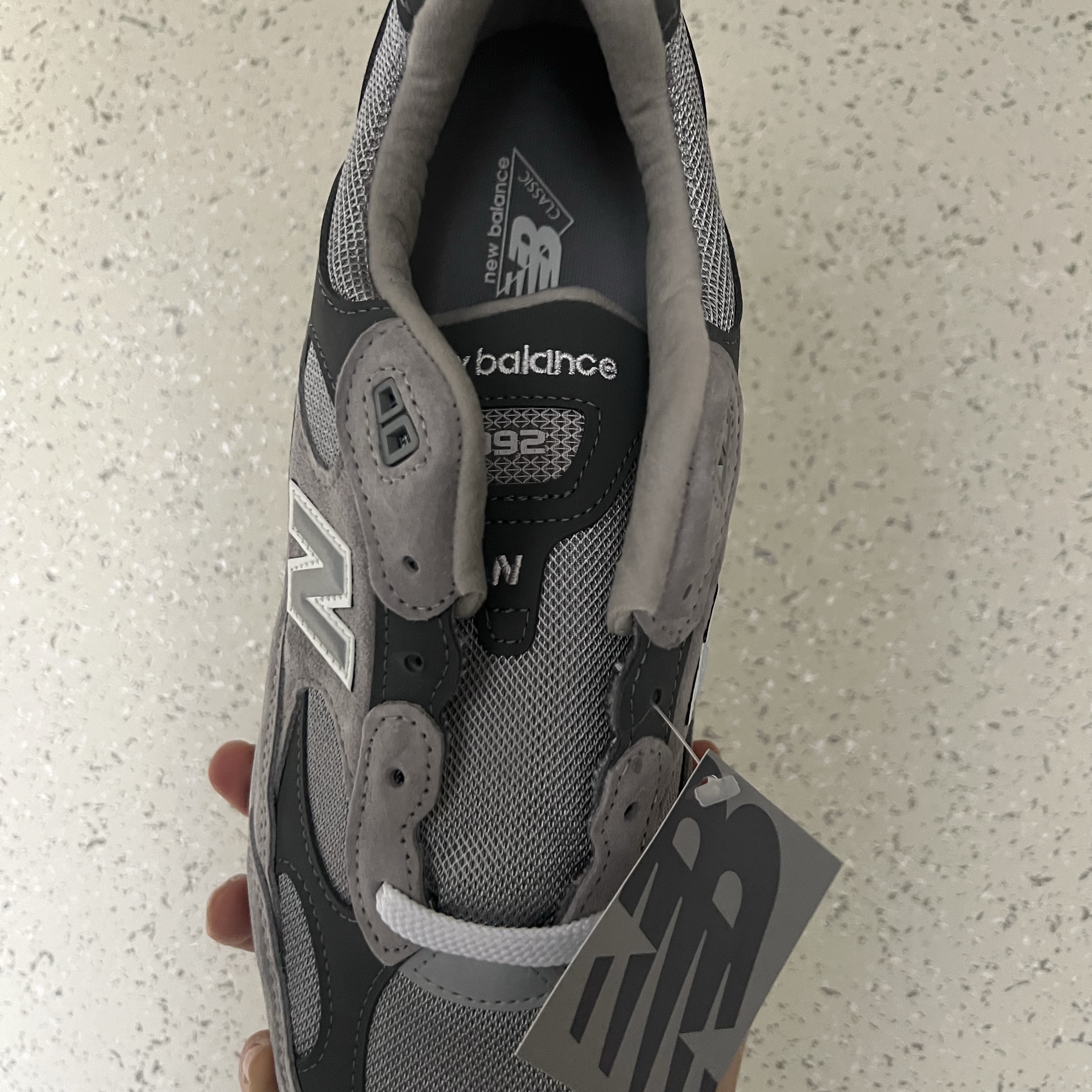 New Balance 992 Made in USA Core Grey Silver Metallic 착용 스타일 - 3