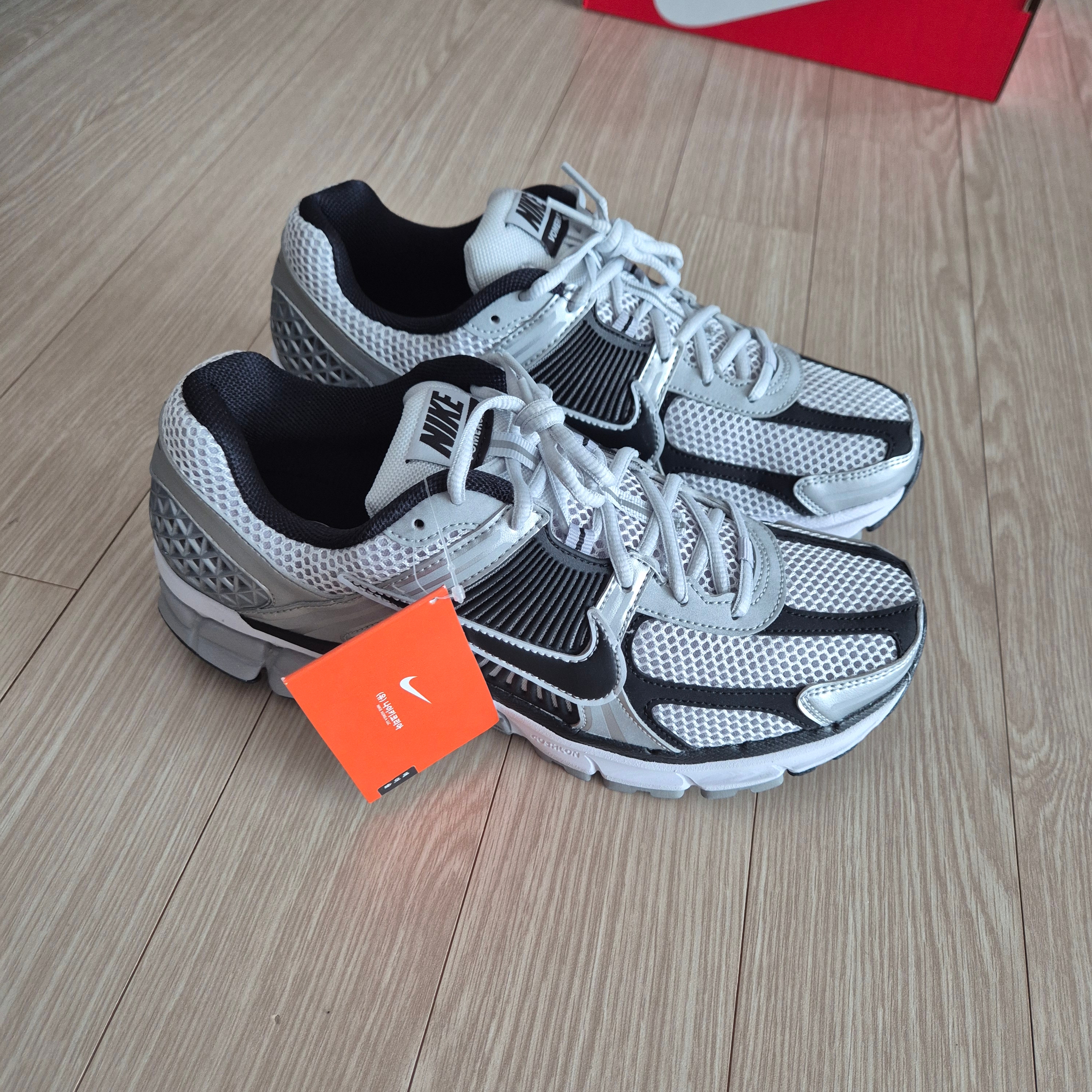 Nike Zoom Vomero 5 Metallic Silver Black 착용 스타일