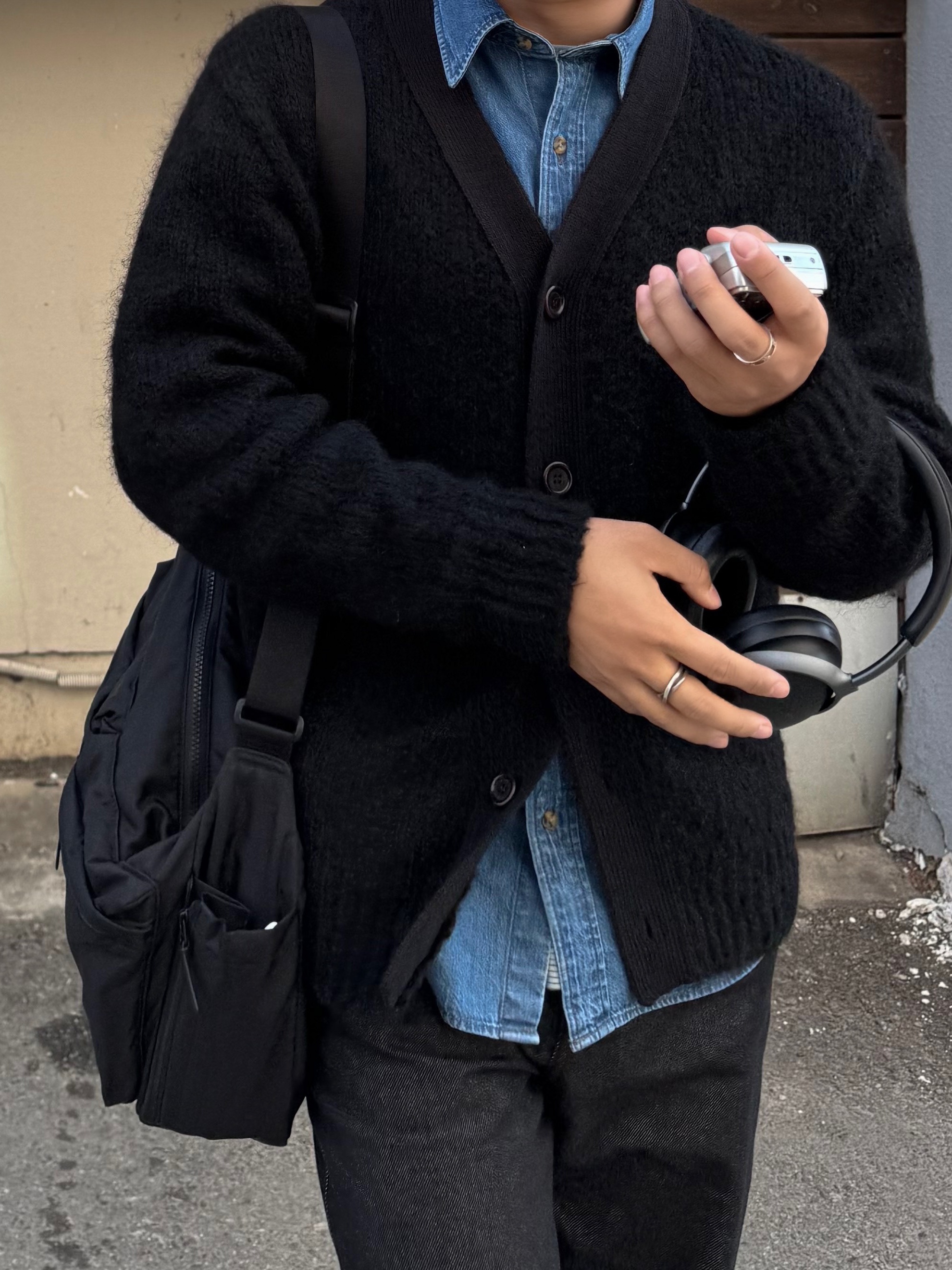 Amomento Grandpa Cardigan Black - 24FW, Uniqlo x JW Anderson Denim Shirt Blue - KR 착용 스타일 - 5