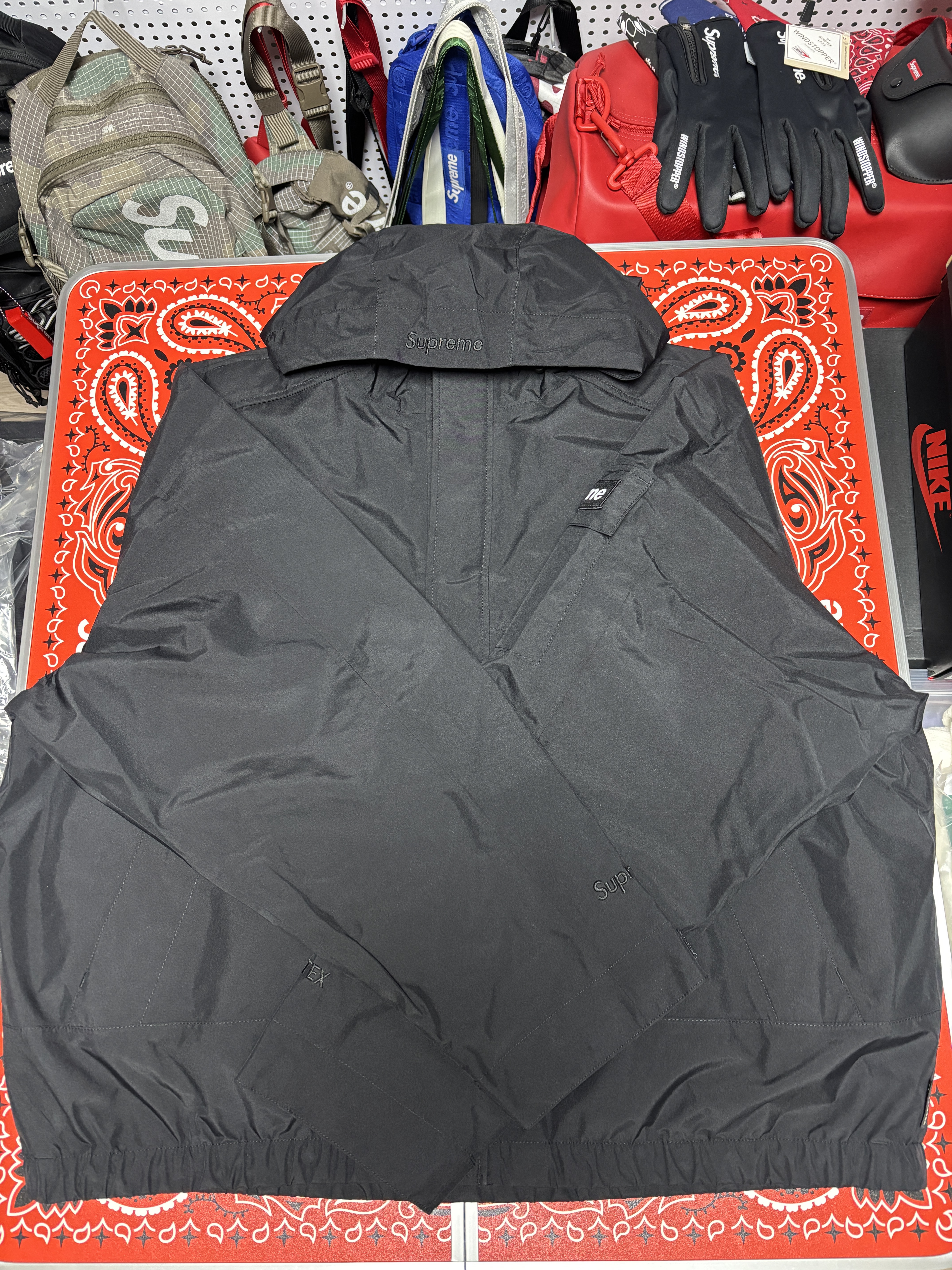 Supreme Shibori Denim Trucker Jacket Black - 23SS, Supreme 2-in-1 Gore-Tex Shell + Quilted Liner Vest Black - 25SS 착용 스타일 - 4