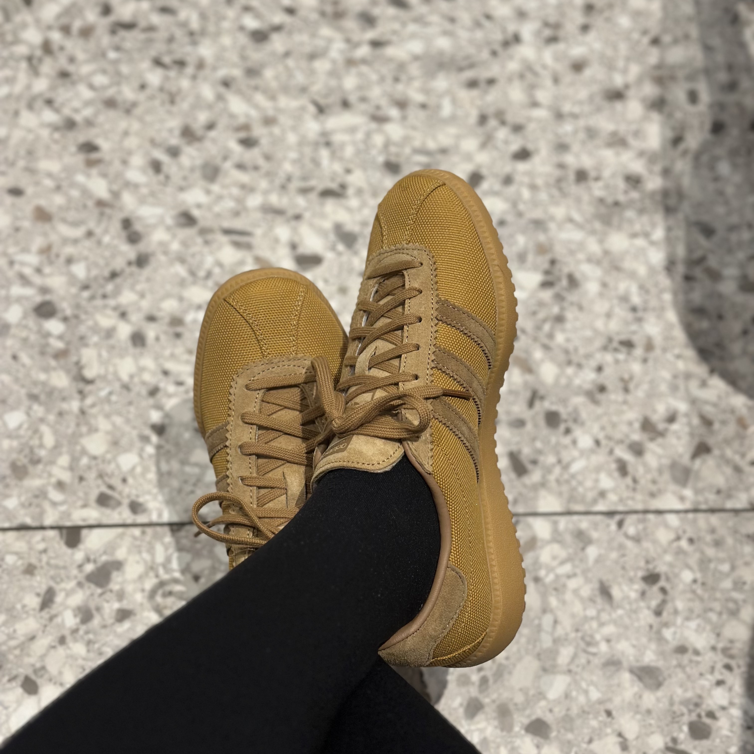 Adidas Bermuda Mesa Brown Desert 착용 스타일 - 1