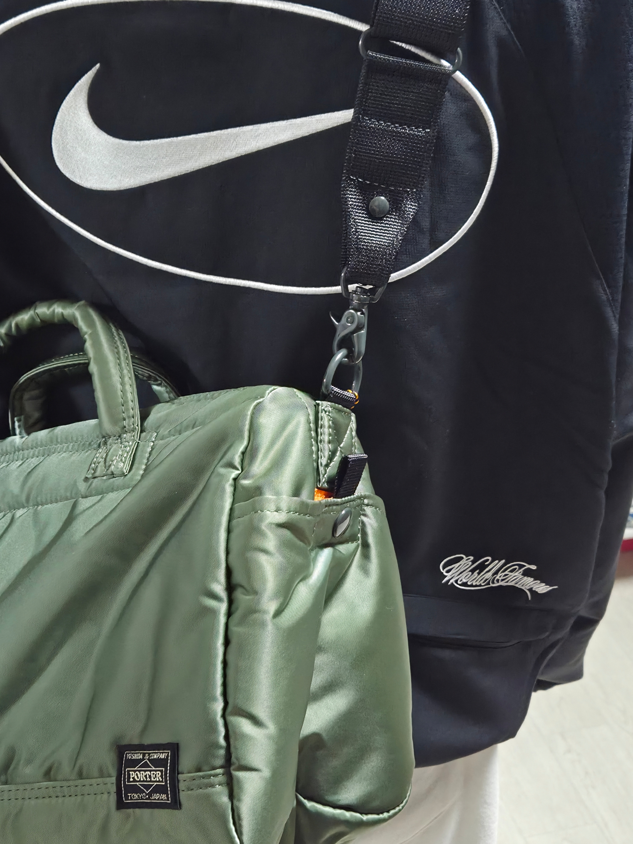 Supreme x Nike Track Jacket Black - 25SS, Porter PX Tanker 2way Docters Bag Sage Green 착용 스타일 - 2