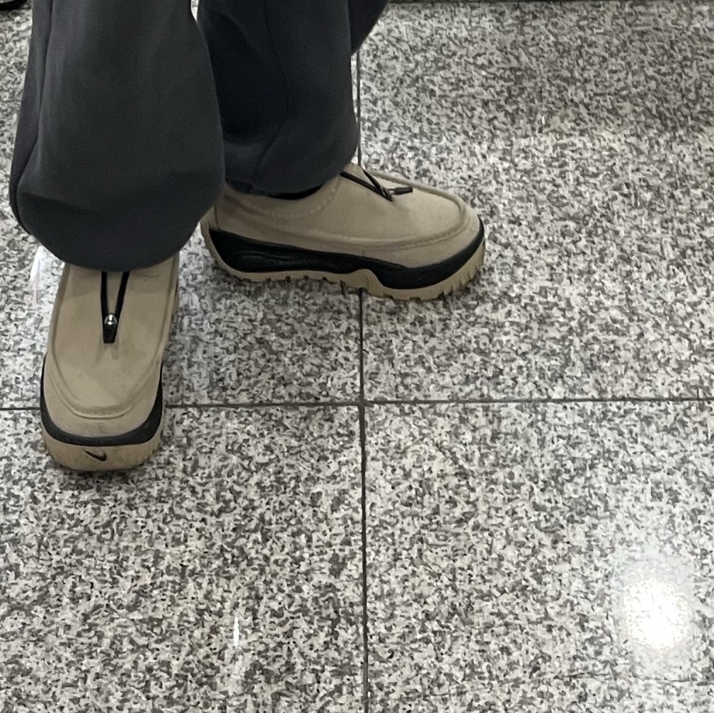 Nike ACG Izy Khaki and Black 착용 스타일