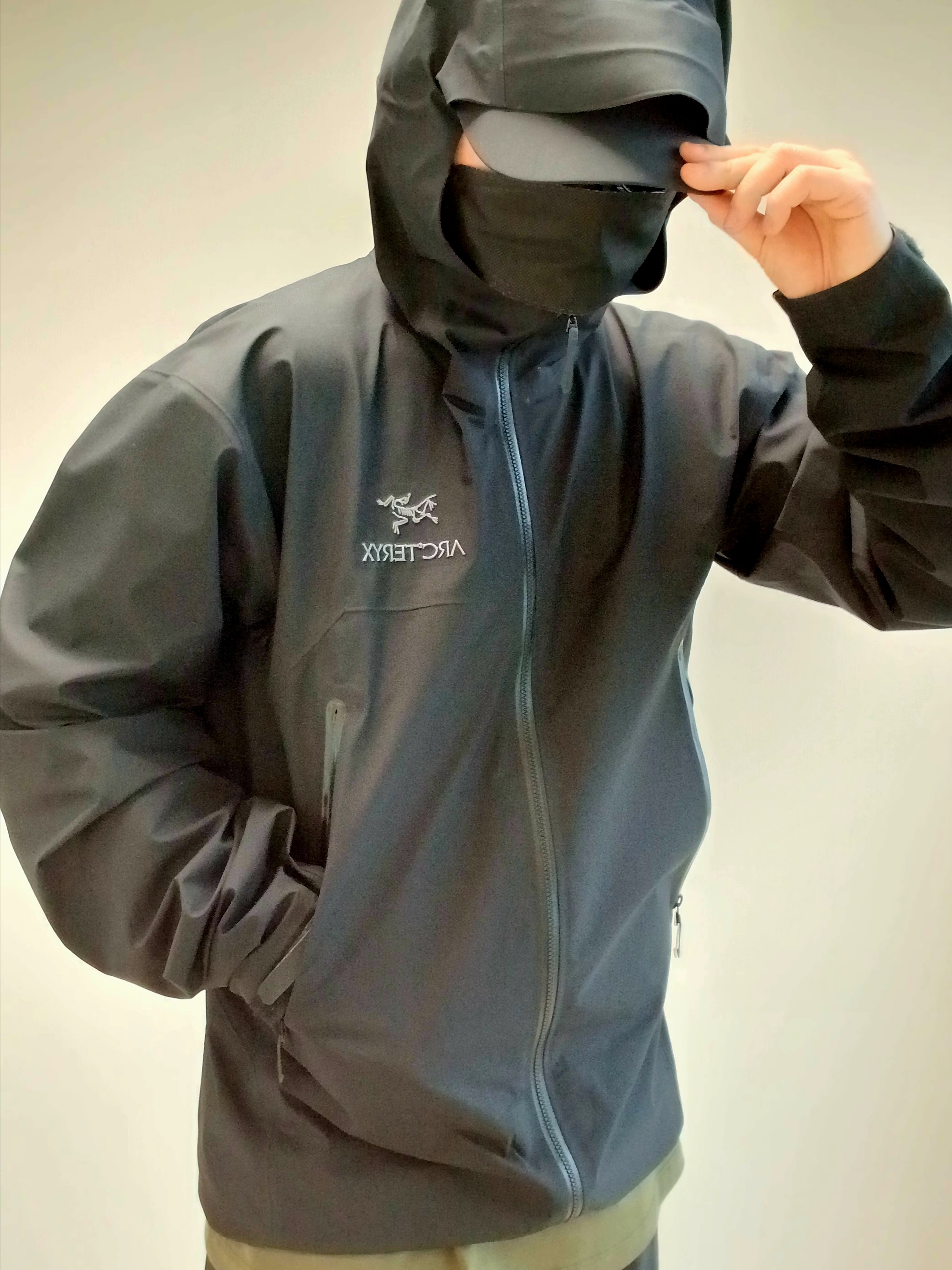 Arc'teryx Gore 5 Panel Cap Black, Arc'teryx Beta Jacket Black 착용 스타일 - 1