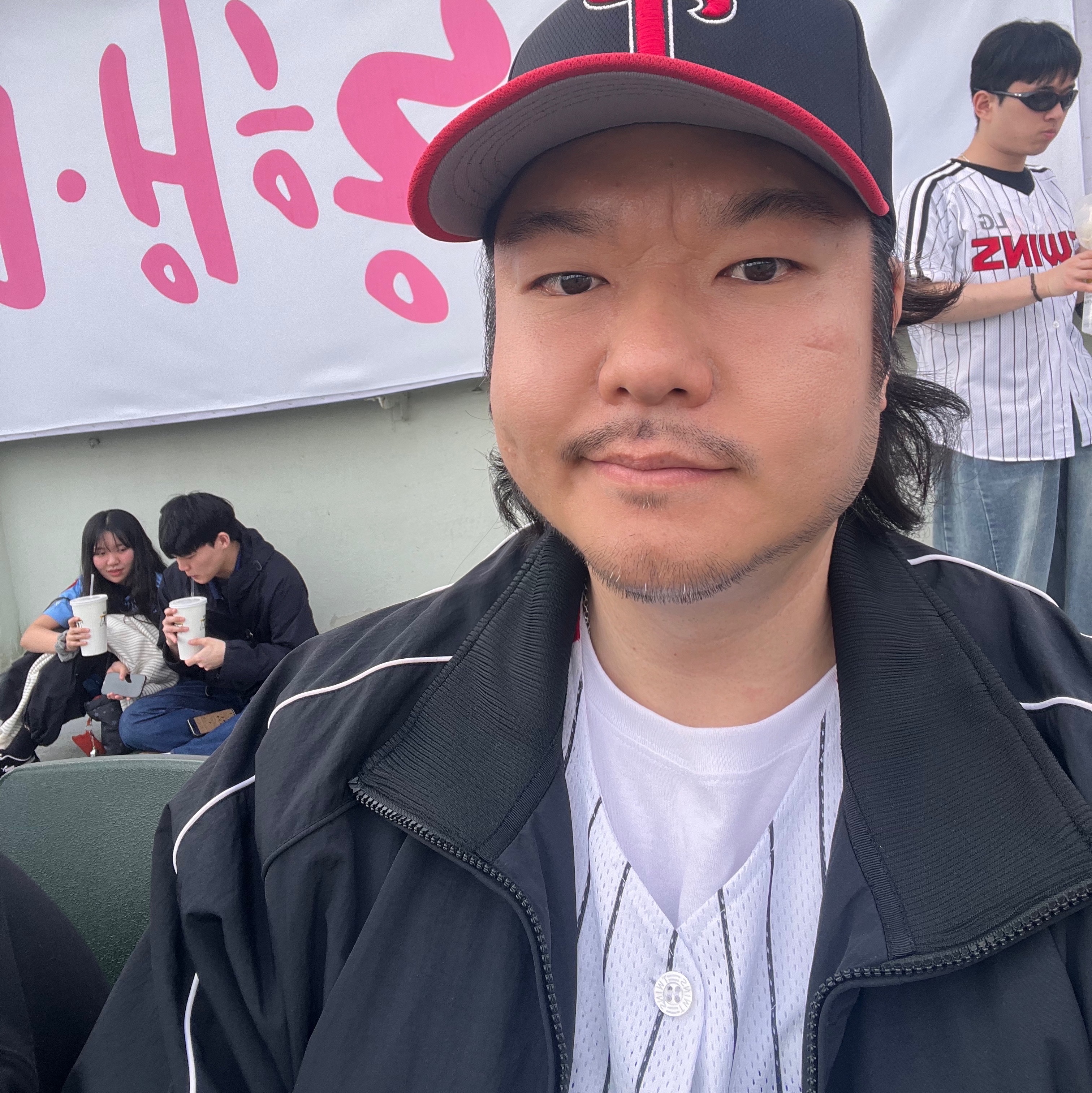 BDNS x LG TWINS Dugout Jacket Black 착용 스타일
