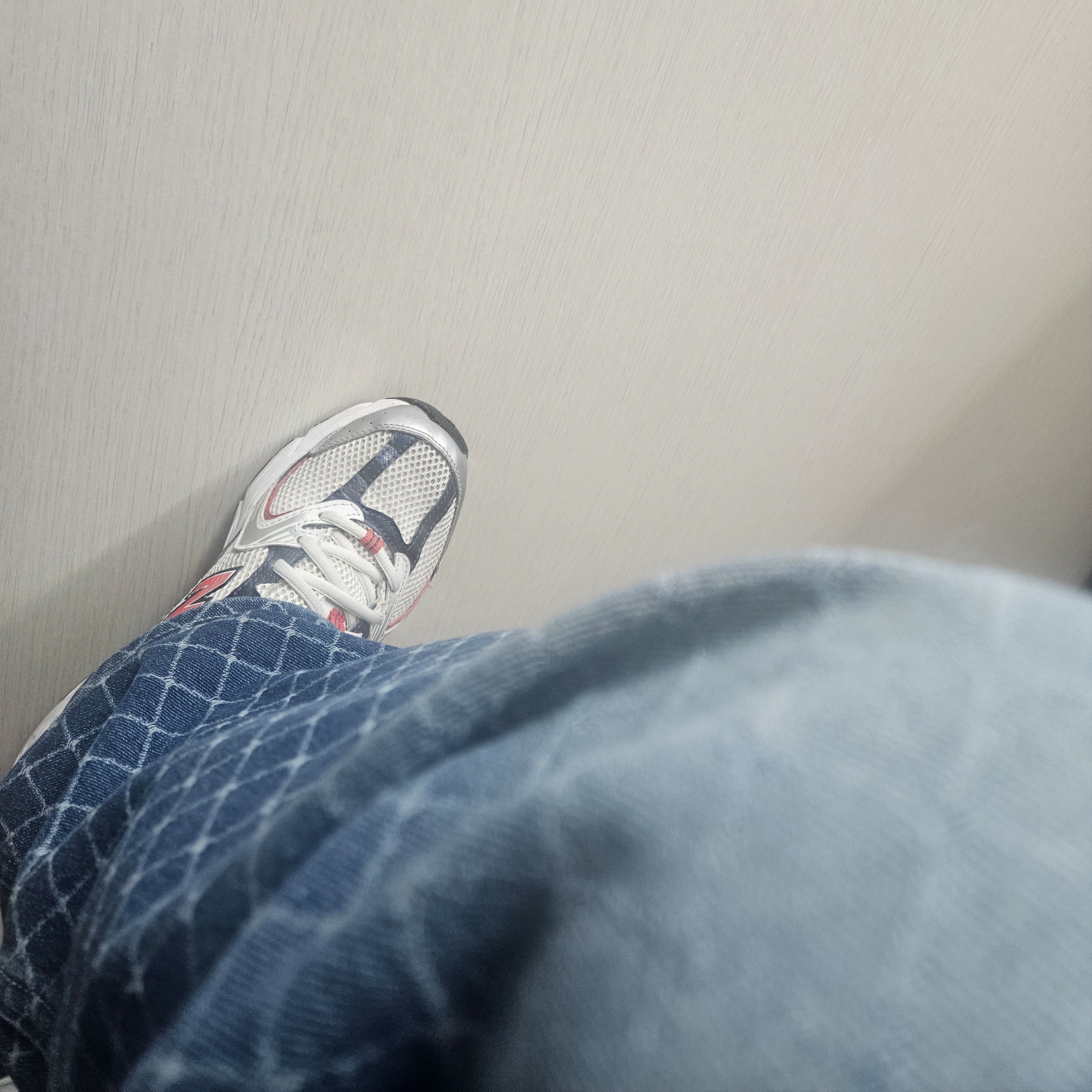 New Balance 530 White Velocity Red 착용 스타일