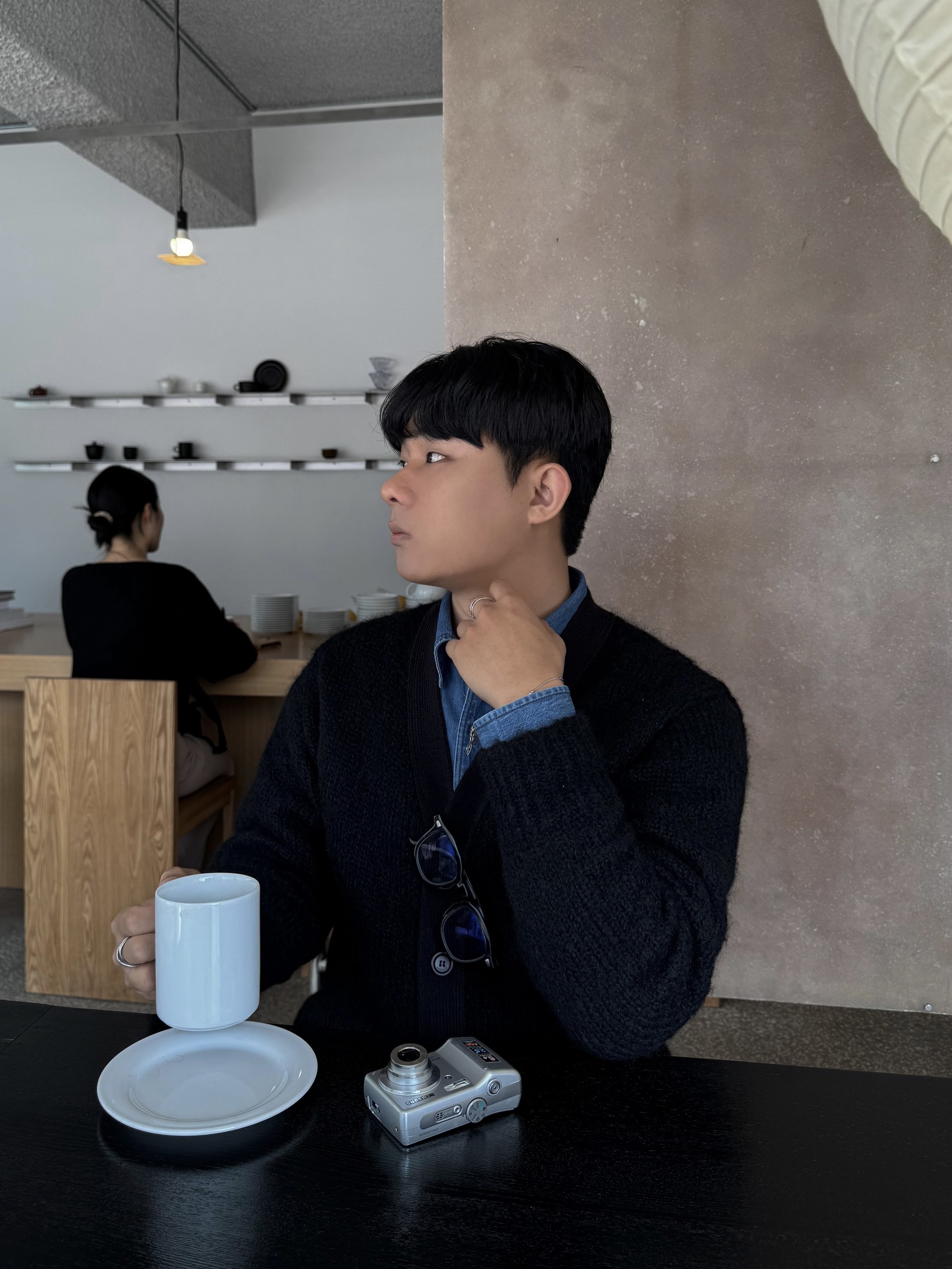 Amomento Grandpa Cardigan Black - 24FW, Uniqlo x JW Anderson Denim Shirt Blue - KR 착용 스타일 - 1