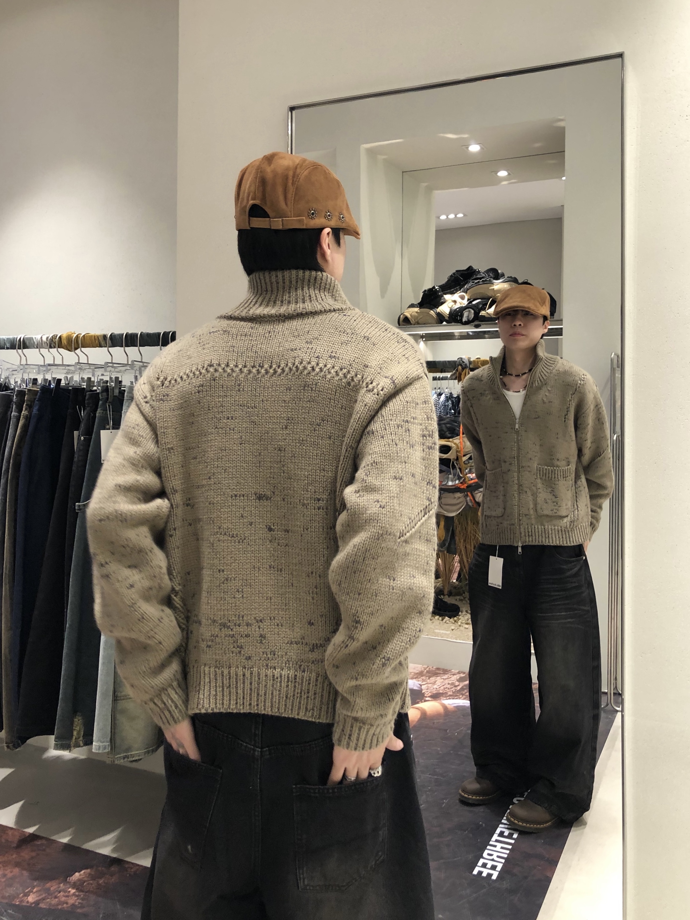 Dr. Martens 1461 Crazy Horse Dark Brown, Millo Archive Dust High Neck Full Zip Up Khaki Brown 착용 스타일 - 3