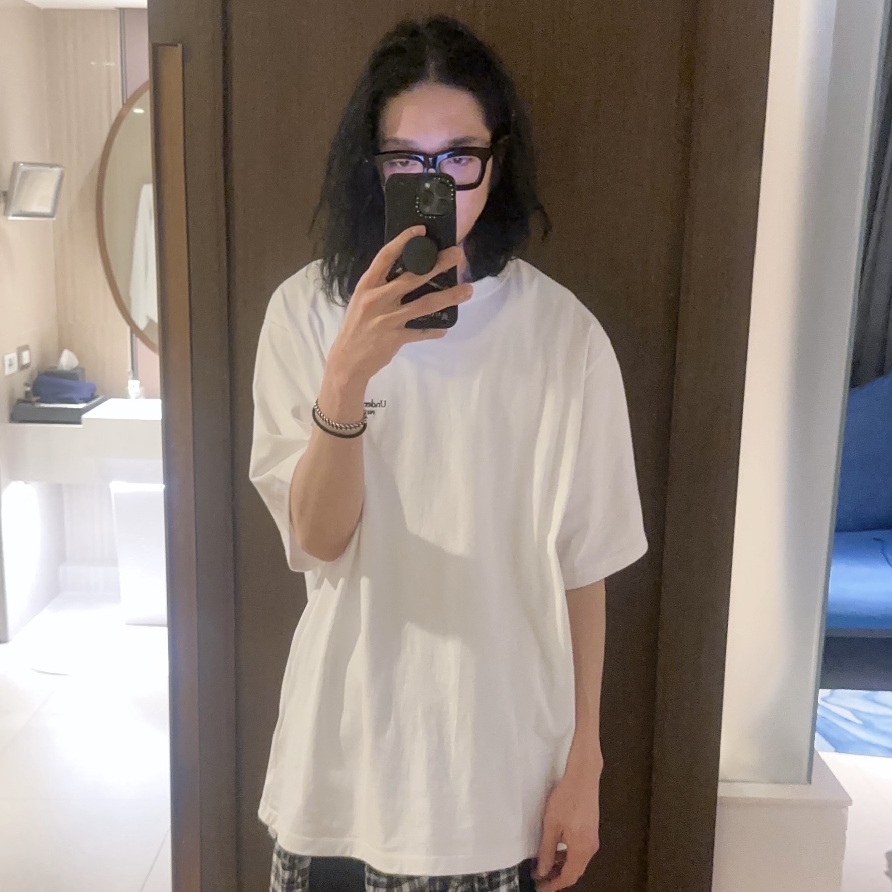 Undermycar Mu.05 Anti Fxxking Logo Play Oversized T-Shirts White, Balenciaga 3XL Sneakers Black 착용 스타일 - 1