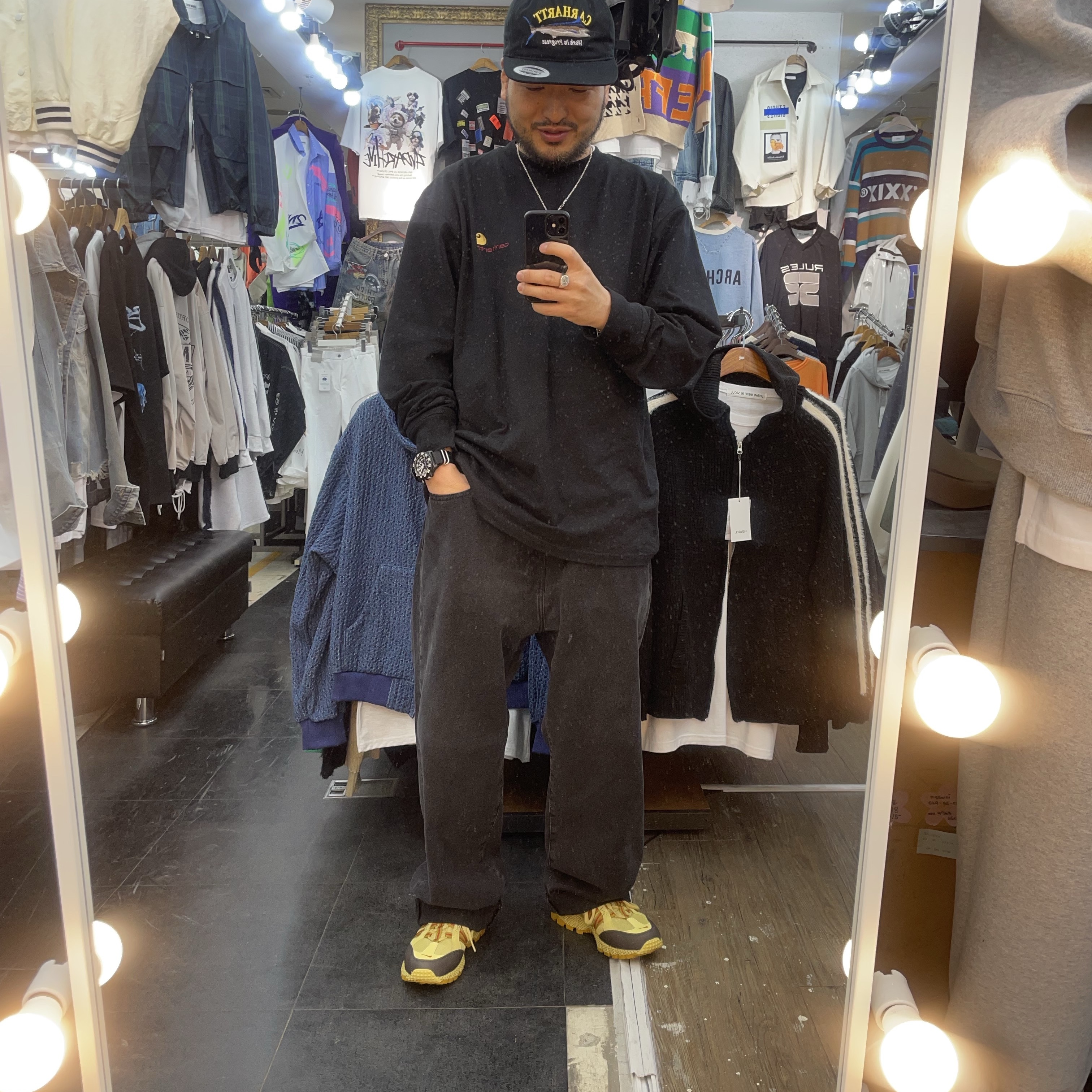 Nike Air Humara Buff Gold 착용 스타일