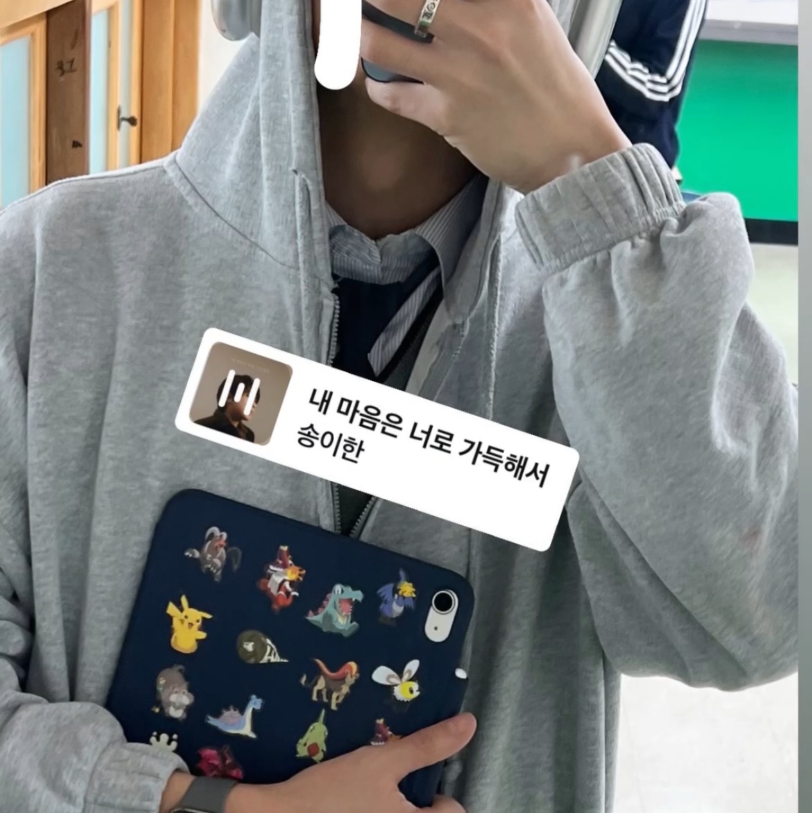애플 에어팟 맥스 라이트닝 실버 (국내 정식 발매 제품), 애플 워치 10 42mm GPS 제트 블랙 알루미늄 케이스 스포츠 밴드 S/M 블랙 (국내 정식 발매 제품) 착용 스타일