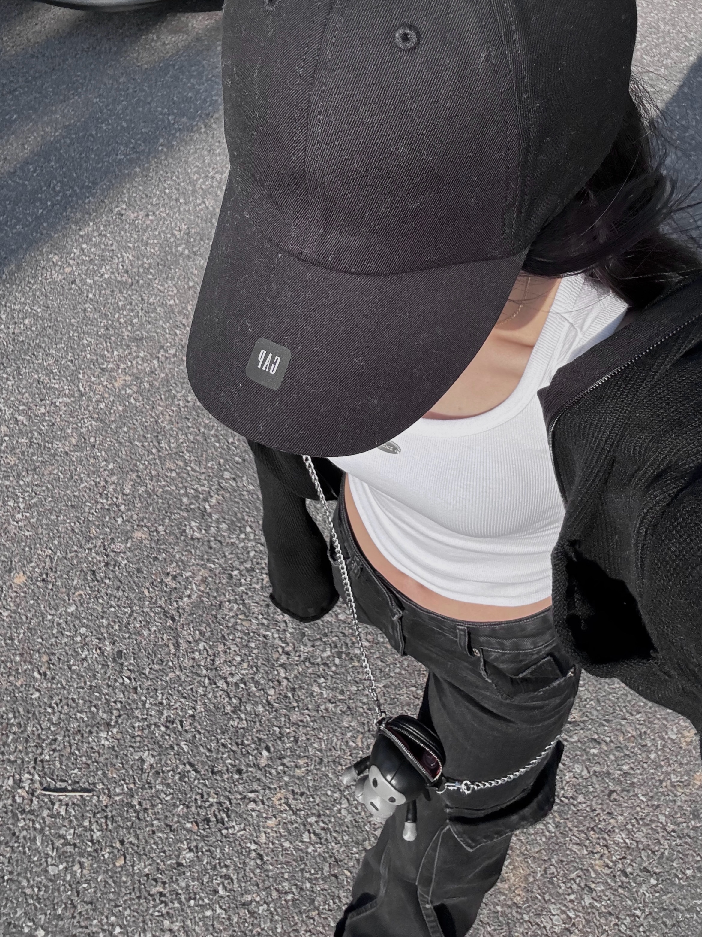 Yeezy Gap Engineered By Balenciaga Logo Cap Black, BAPE Baby Milo Mini Shoulder Bag Black 착용 스타일 - 1