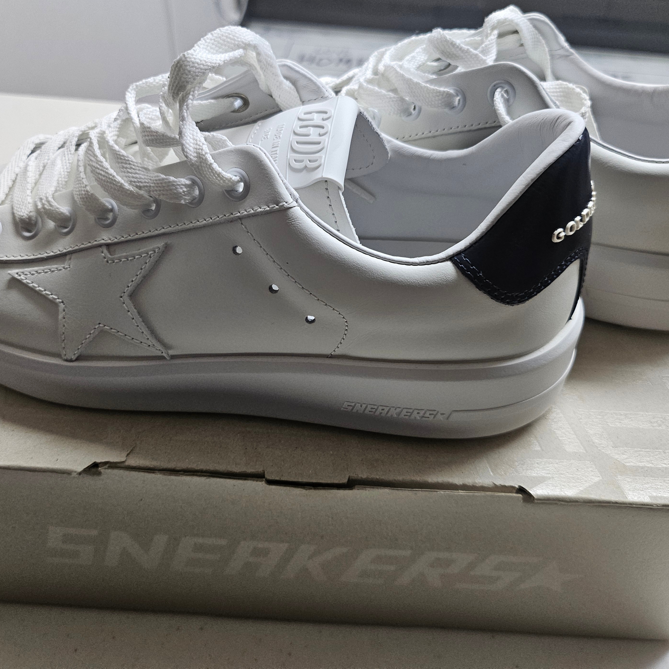 Golden Goose Purestar White Blue Shiny Leather Heel Tab Sneakers 착용 스타일 - 2