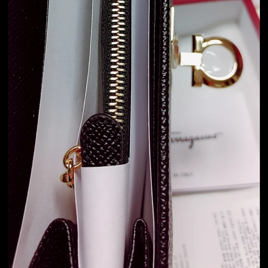 Ferragamo Gancini Continental Wallet Black 착용 스타일 - 3
