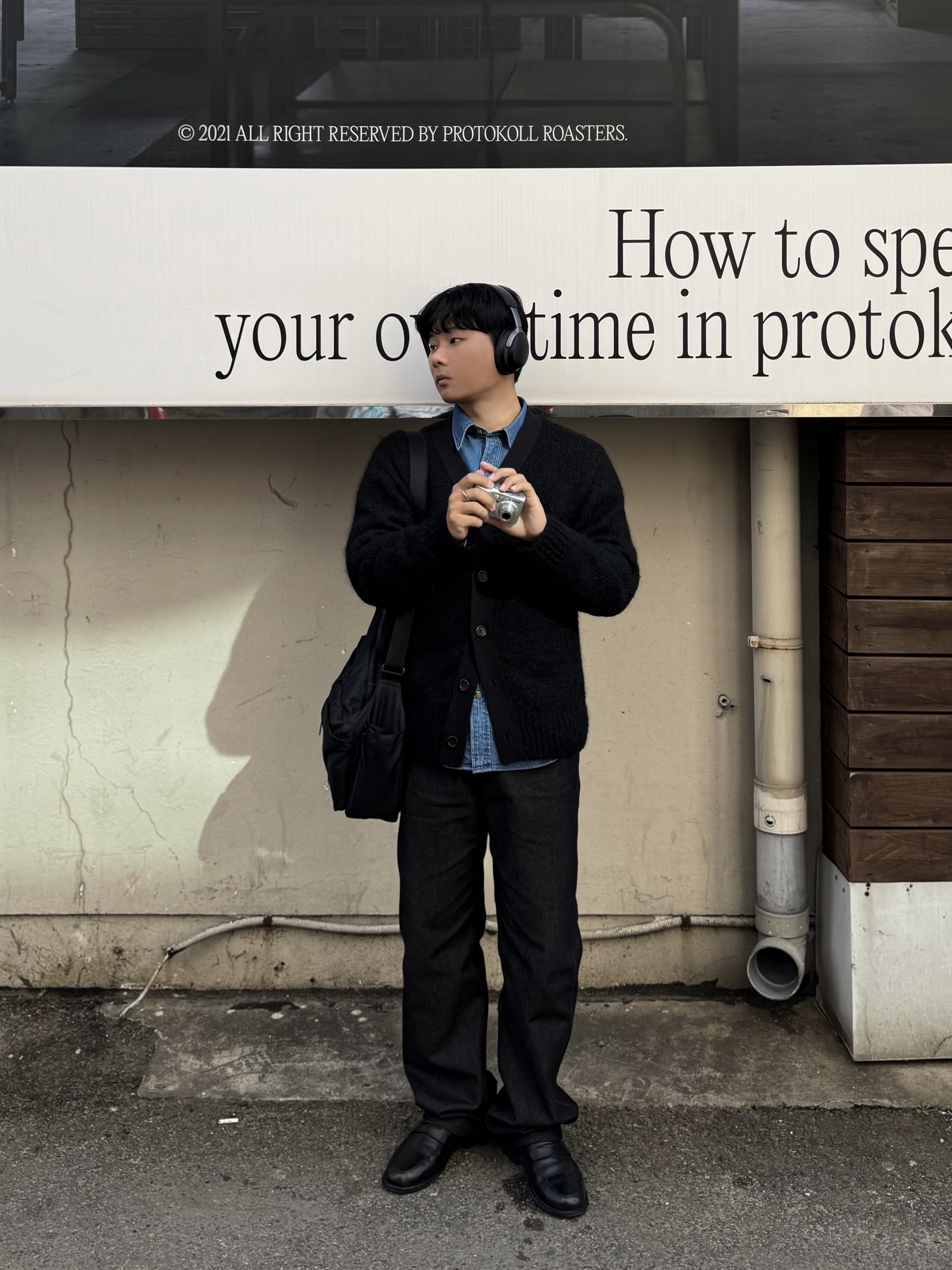 Amomento Grandpa Cardigan Black - 24FW, Uniqlo x JW Anderson Denim Shirt Blue - KR 착용 스타일 - 3