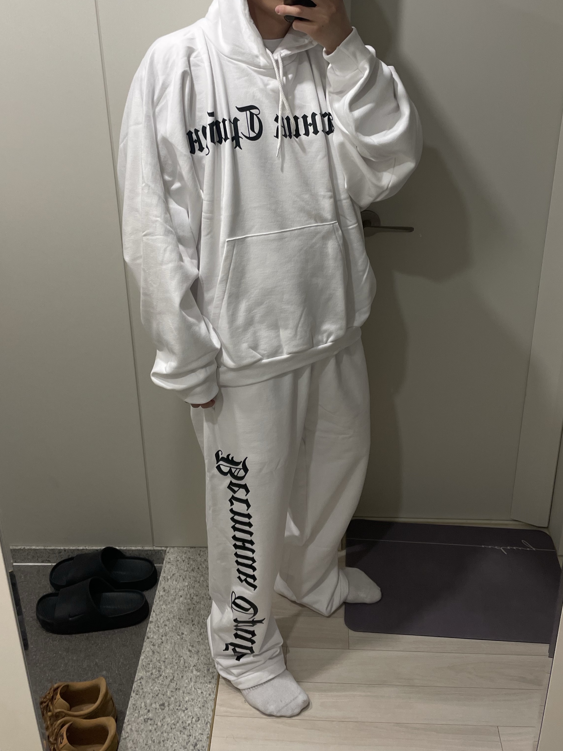 Yeezy x Gosha Rubchinskiy Tribune Herald SP-01 Pants White, Yeezy x Gosha Rubchinskiy Tribune Herald HD-01 Hoodie White 착용 스타일 - 1