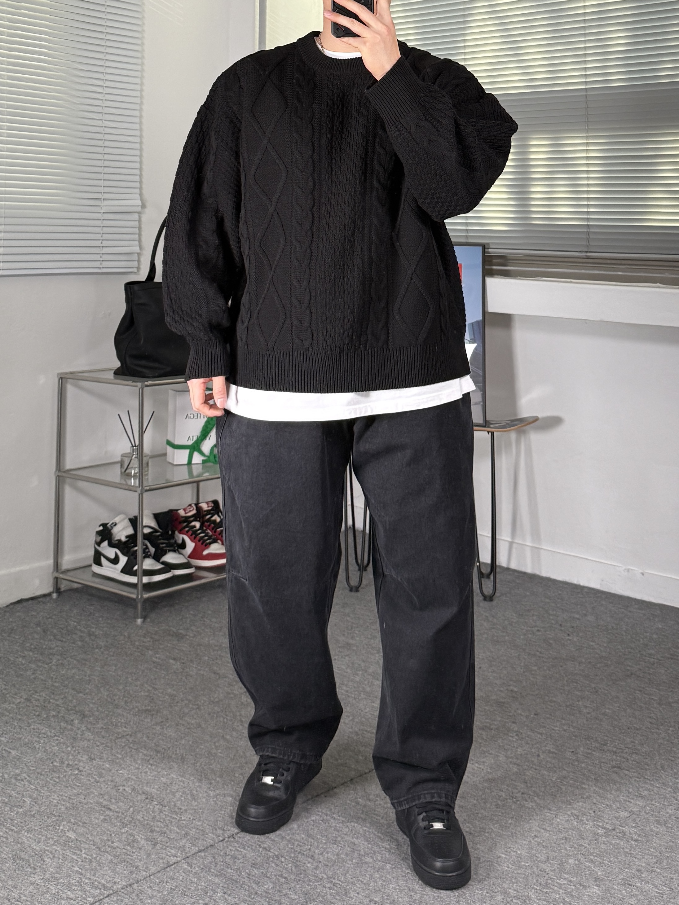 Nike Air Force 1 '07 Low Triple Black 착용 스타일 - 4