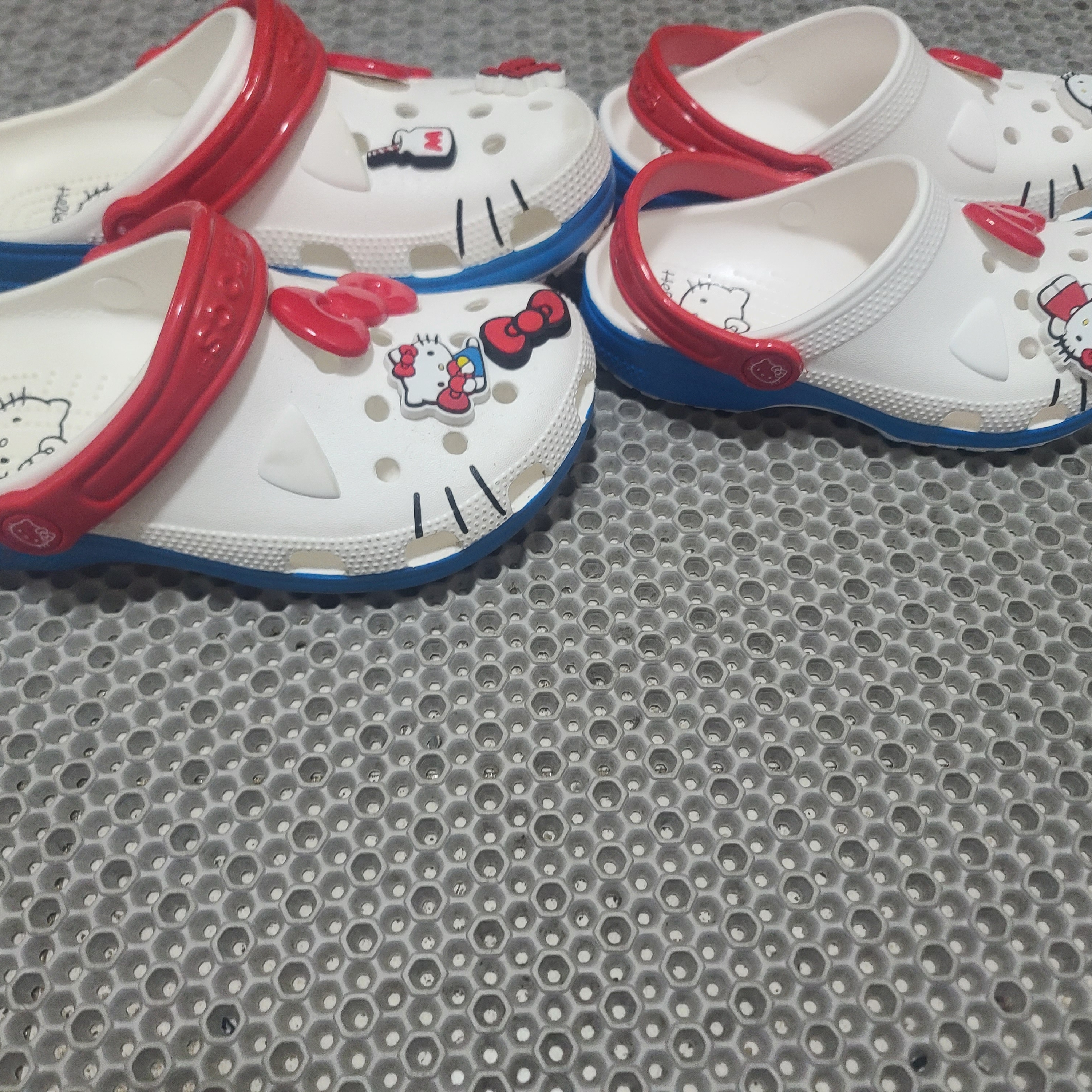 (W) Crocs x Hello Kitty Classic Clog White 착용 스타일 - 2
