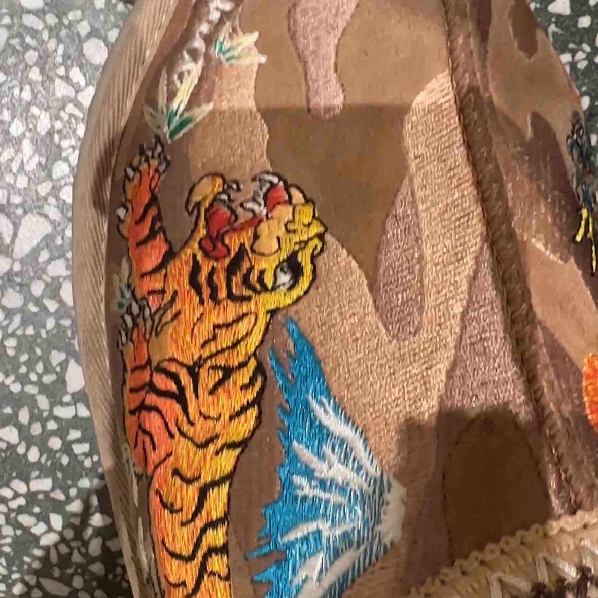 UGG x Palace Tasman Slipper Chestnut Camo 착용 스타일