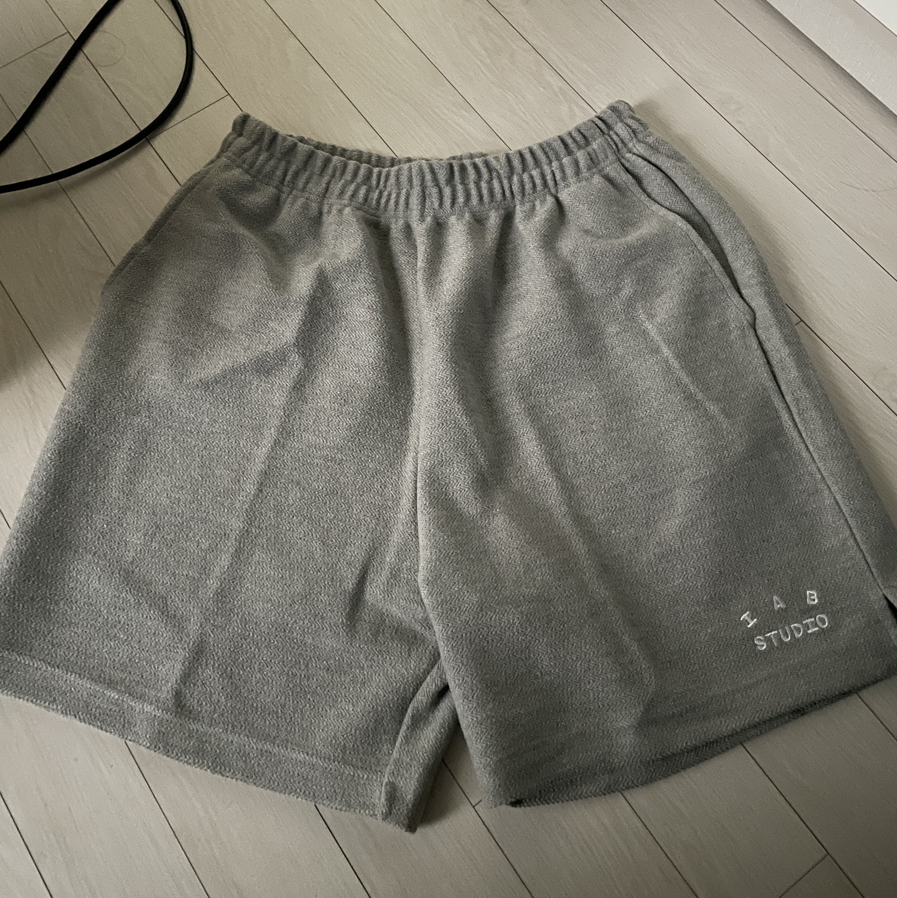 IAB Studio Herringbone Shorts Gray White 착용 스타일