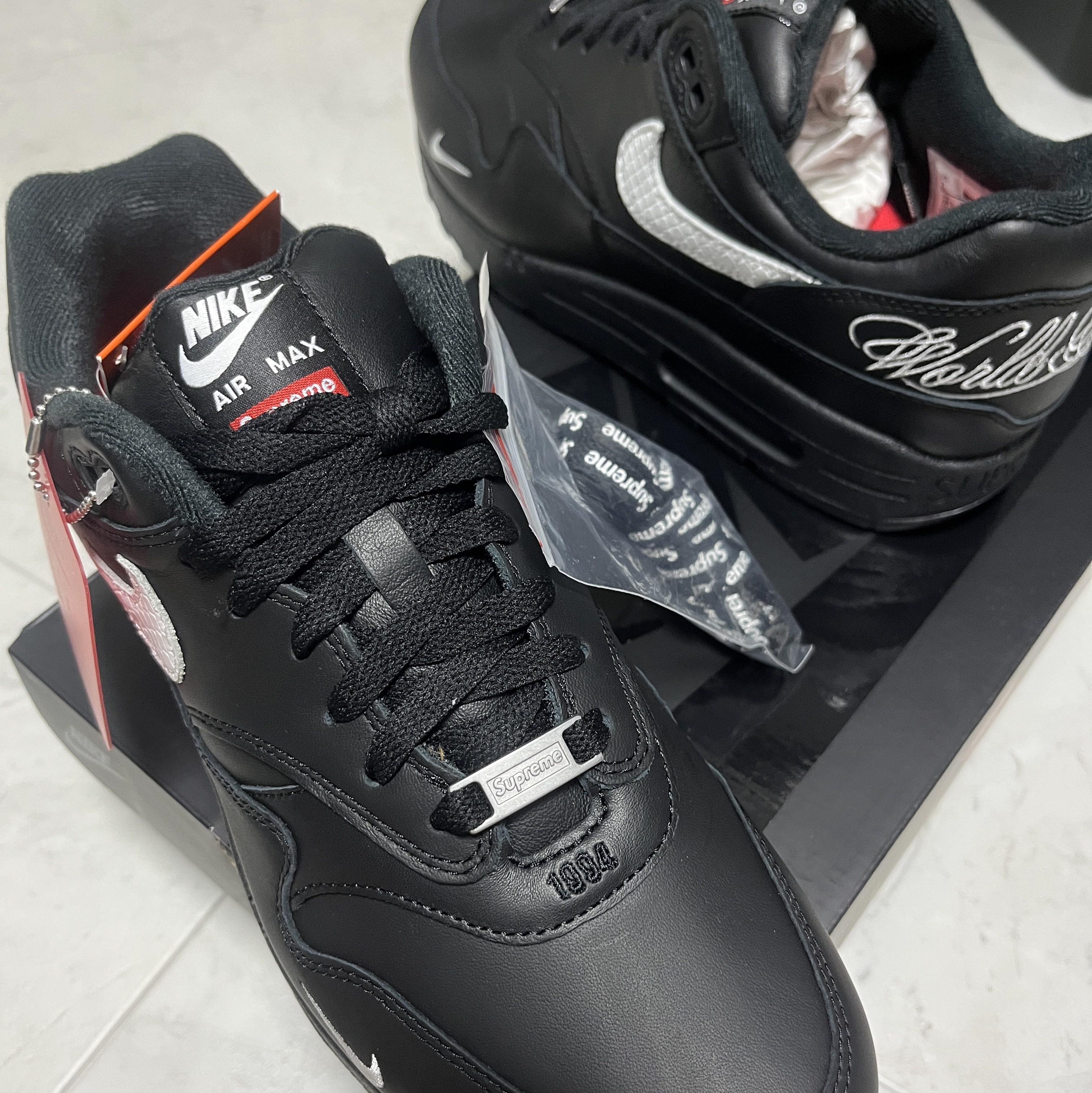 Nike x Supreme Air Max 1 '87 Black White - 25SS 착용 스타일
