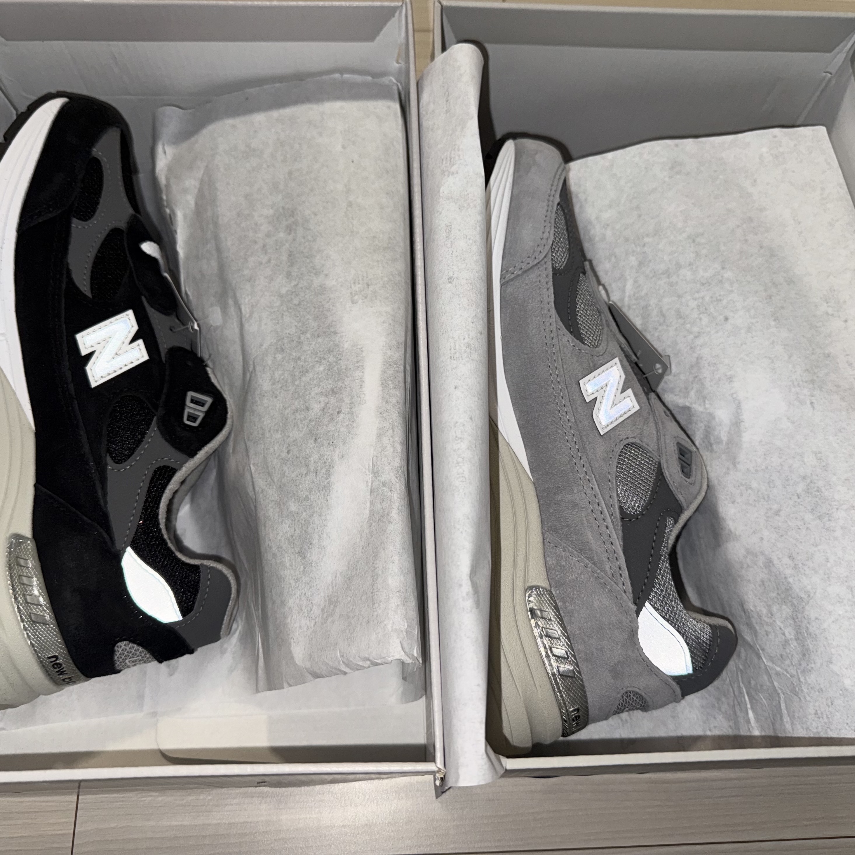 New Balance 992 Made in USA Core Grey Silver Metallic, New Balance 992 Made in USA Core Black Grey 착용 스타일 - 2