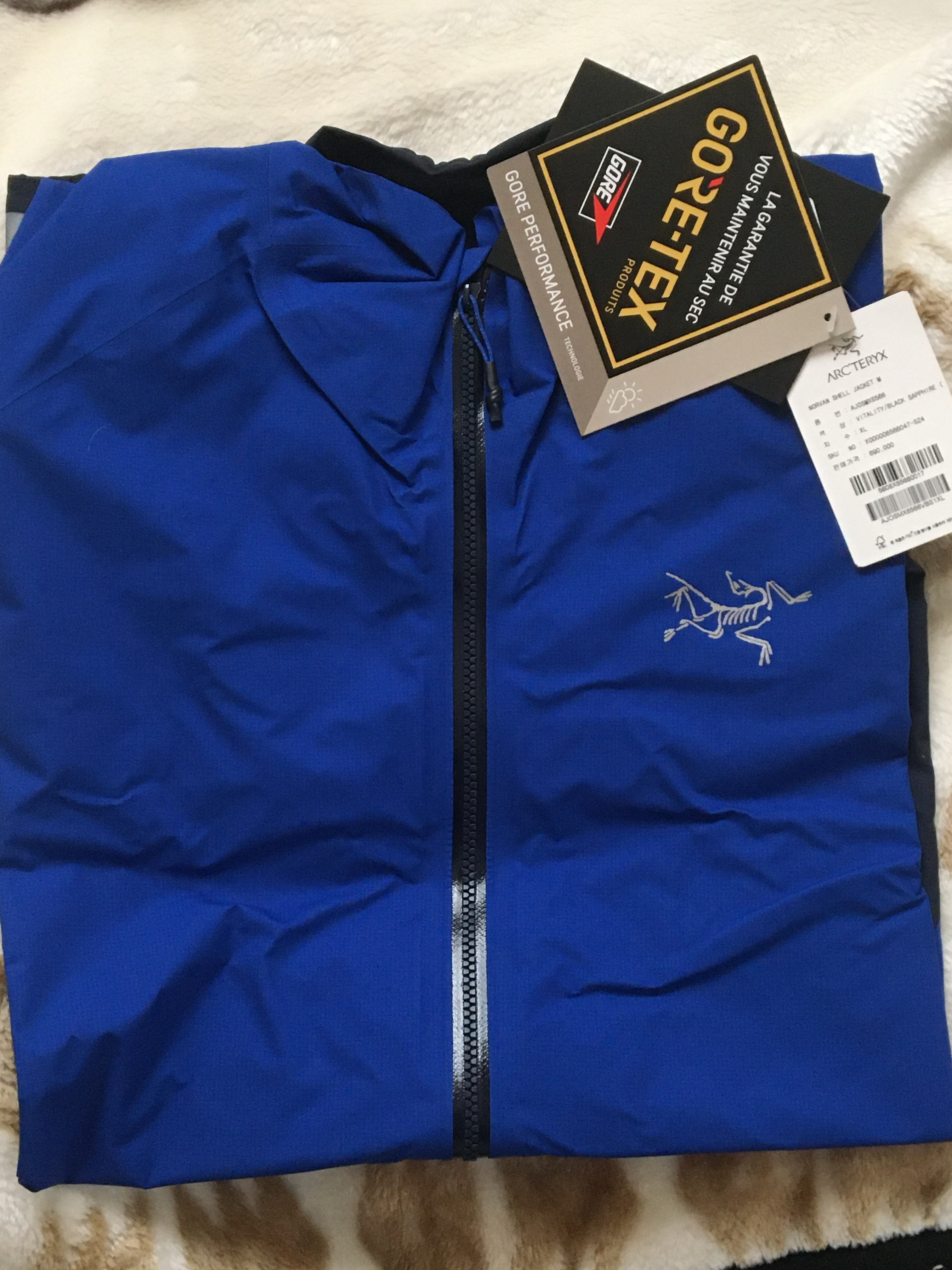 Arc'teryx Norvan shell Jacket Vitality Black Sapphire 착용 스타일 - 1
