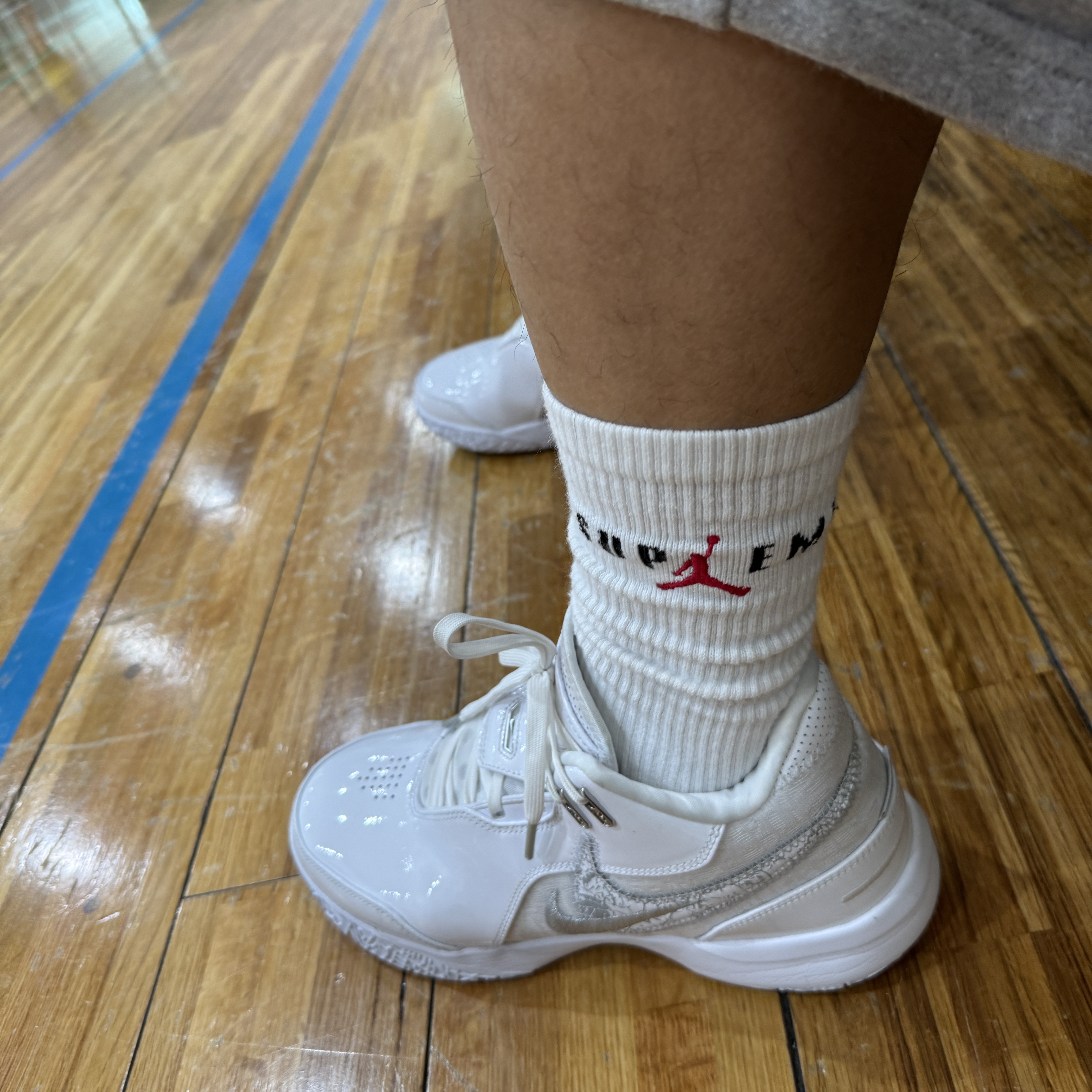 Supreme x Jordan Crew Socks White (2 Pack) - 24FW, Nike LeBron NXXT Gen AMPD EP White Metallic Silver 착용 스타일