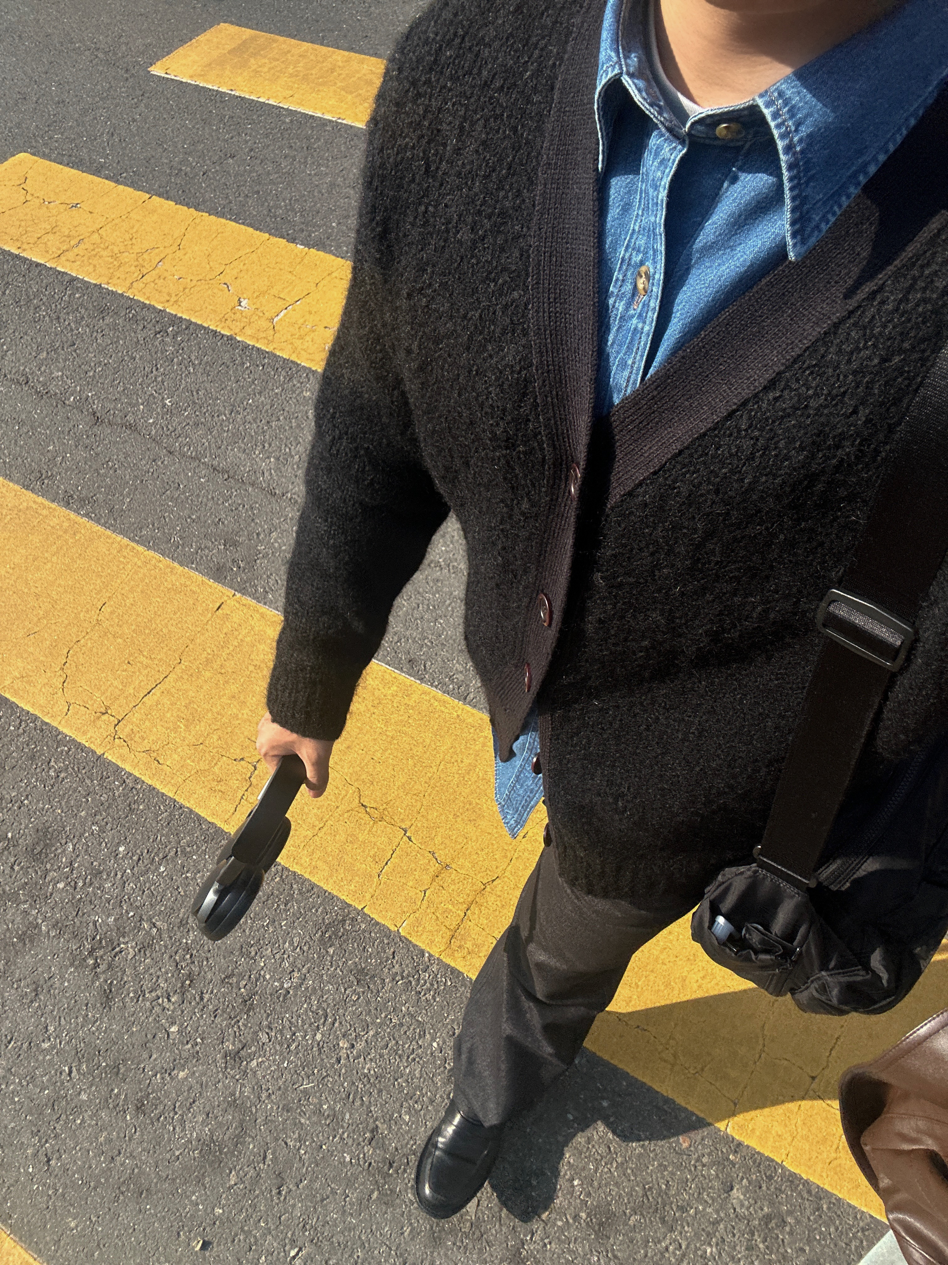 Amomento Grandpa Cardigan Black - 24FW, Uniqlo x JW Anderson Denim Shirt Blue - KR 착용 스타일 - 6