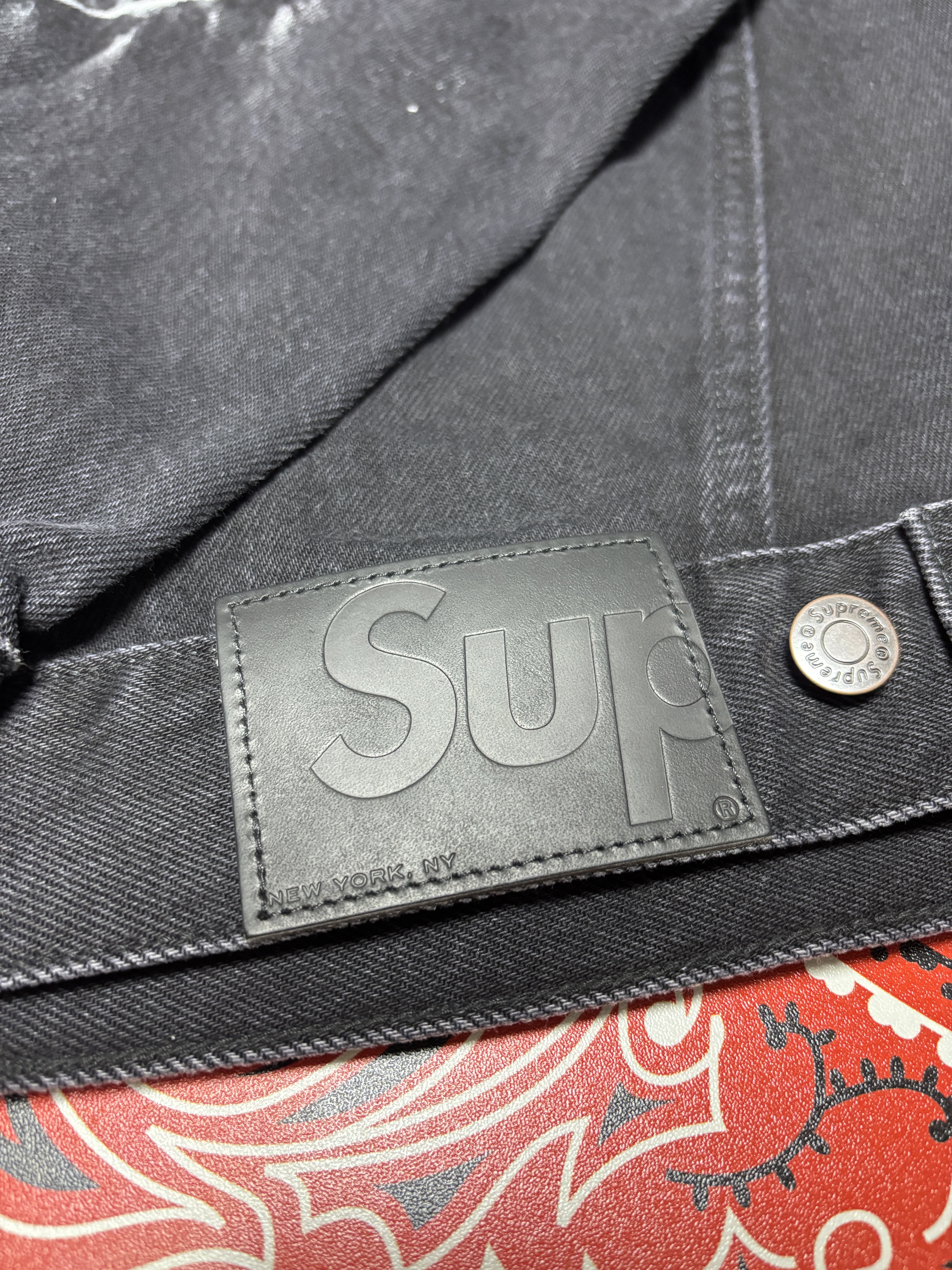 Supreme Shibori Denim Trucker Jacket Black - 23SS, Supreme 2-in-1 Gore-Tex Shell + Quilted Liner Vest Black - 25SS 착용 스타일 - 3