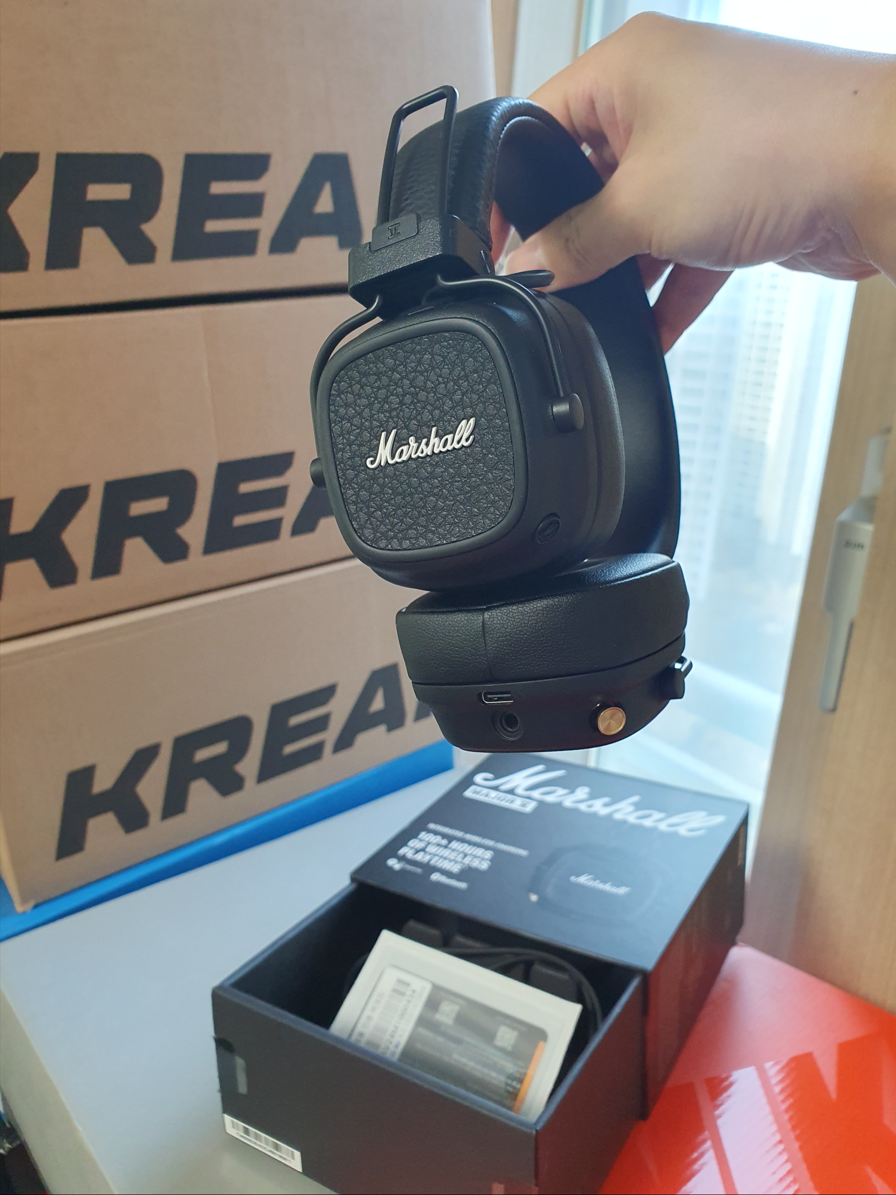 Marshall Major V Black (Korean Ver.) 착용 스타일 - 3