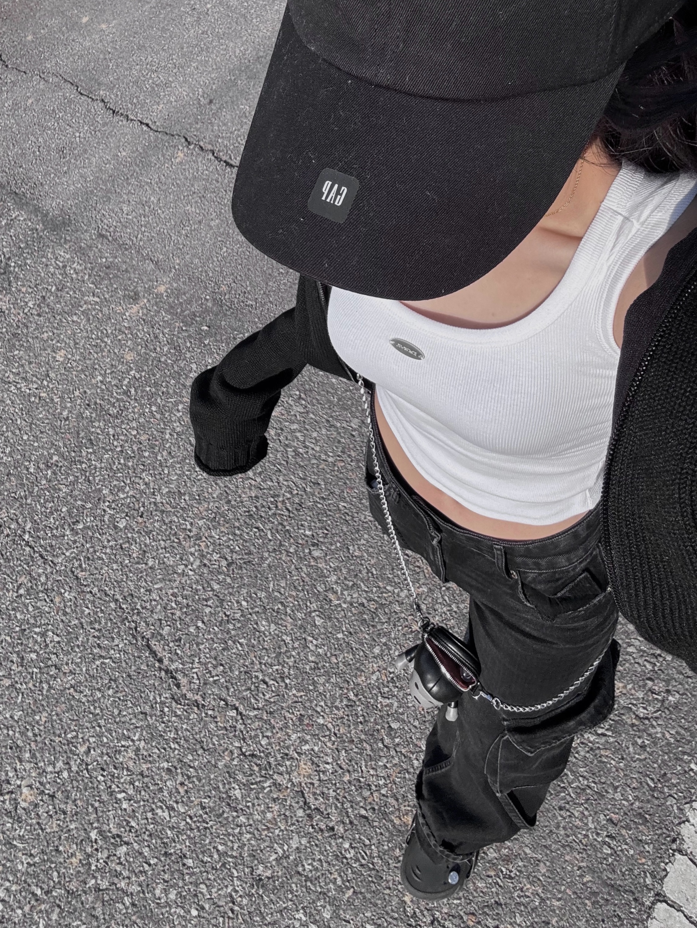 Yeezy Gap Engineered By Balenciaga Logo Cap Black, BAPE Baby Milo Mini Shoulder Bag Black 착용 스타일 - 2