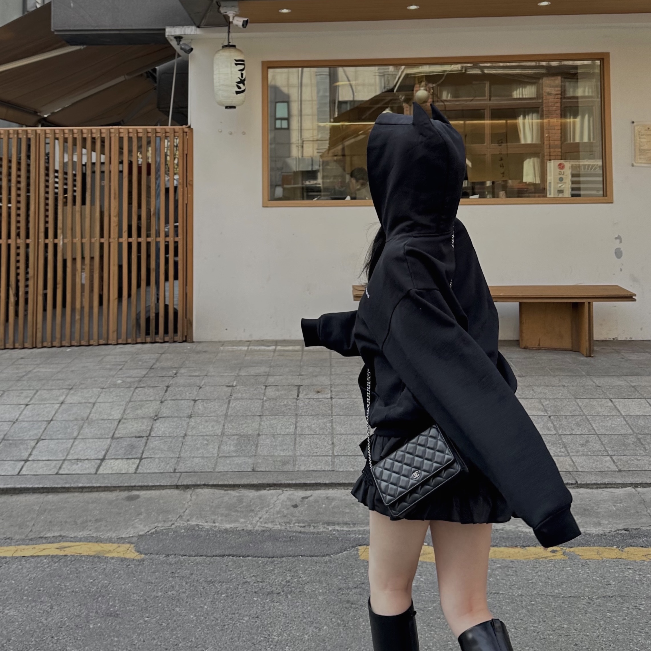 샤넬 클래식 체인 지갑 램스킨 & 실버 메탈 블랙, (W) 질 샌더 지퍼 클로저 카프 레더 앵클 부츠 블랙 착용 스타일 - 2