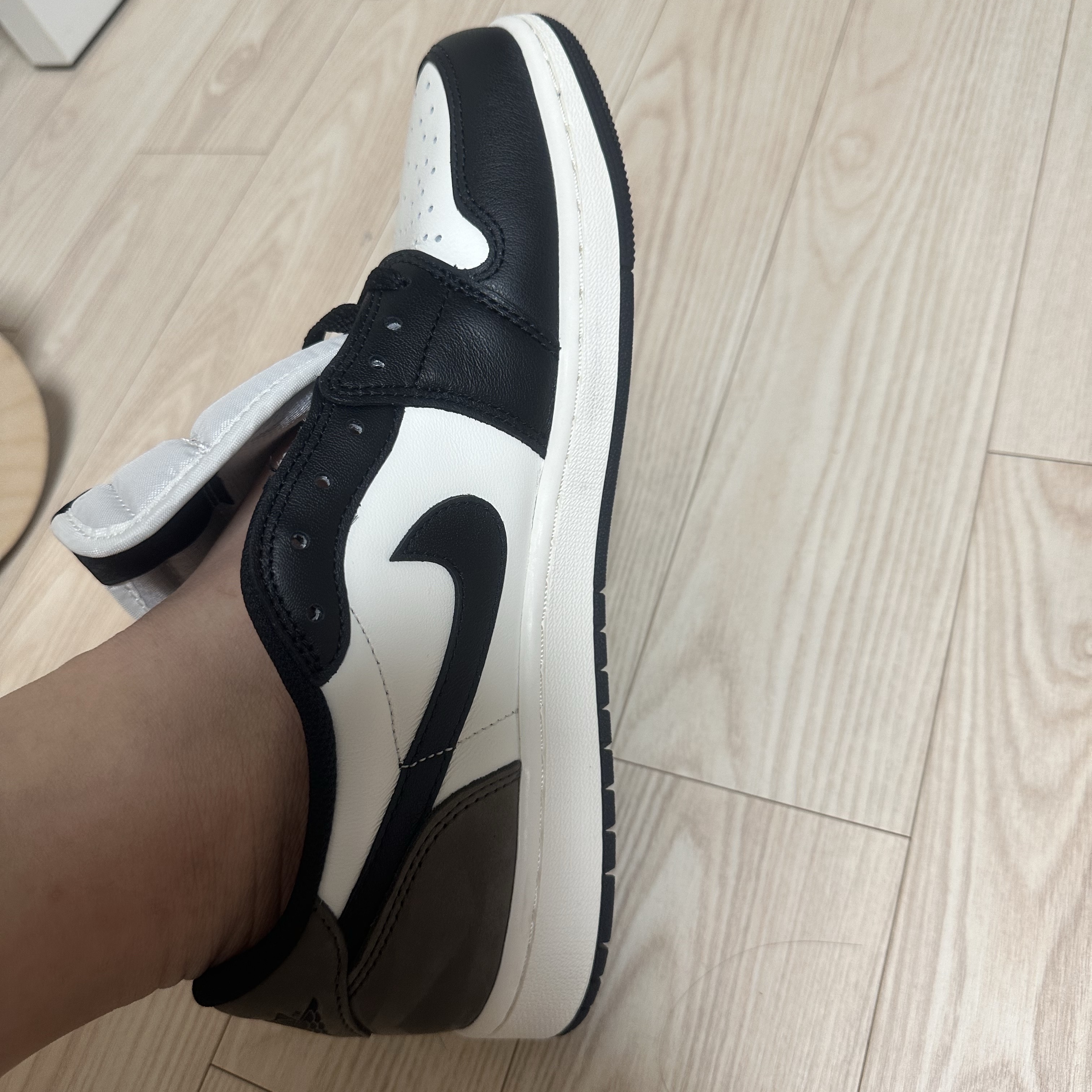 Jordan 1 Retro Low OG Mocha 착용 스타일