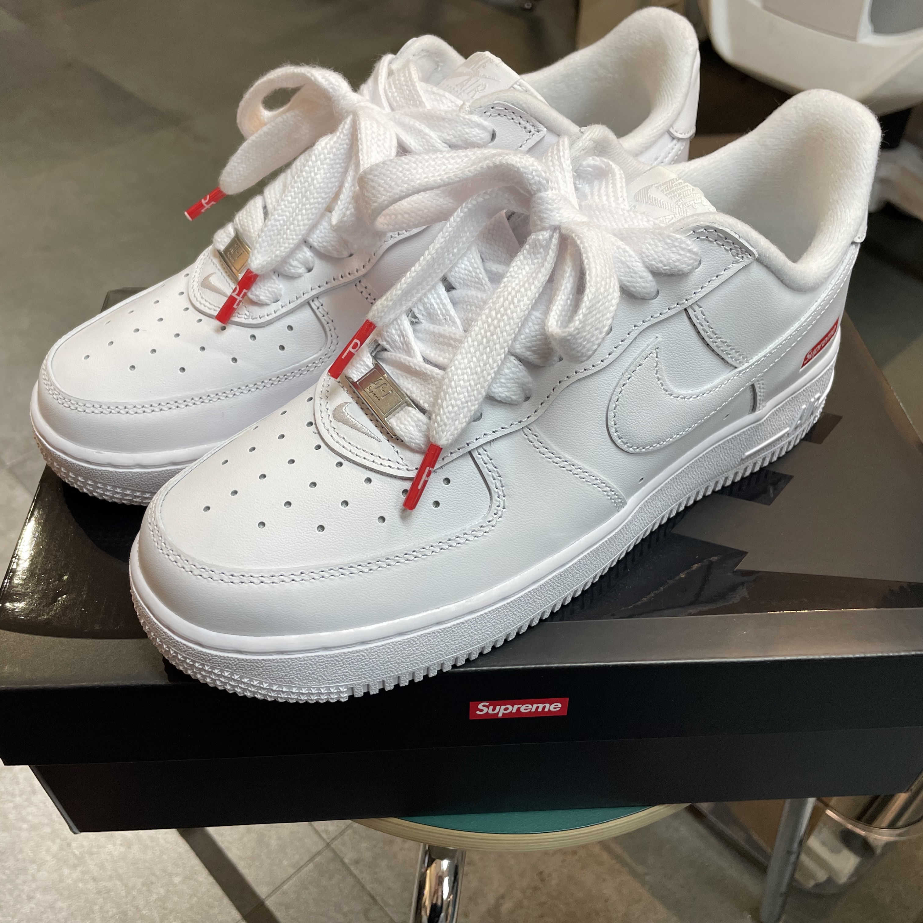 Nike x Supreme Air Force 1 Low White 착용 스타일