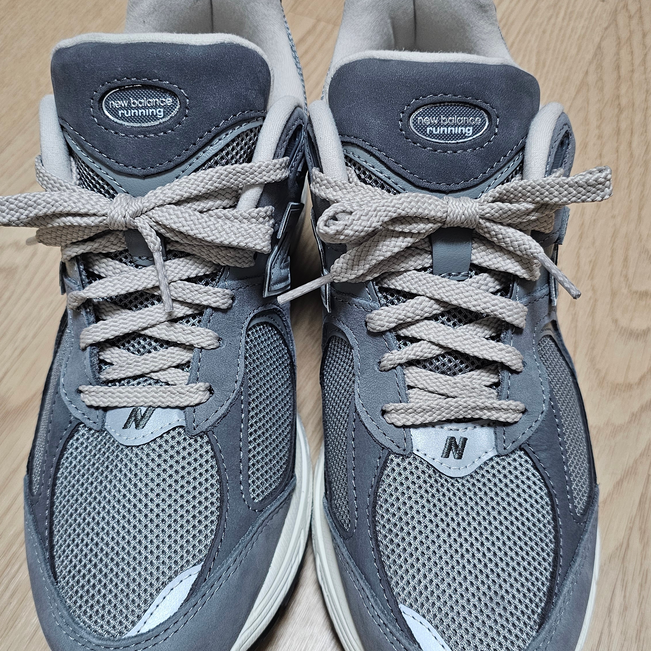 New Balance 2002R Premium Vintage Grey 착용 스타일