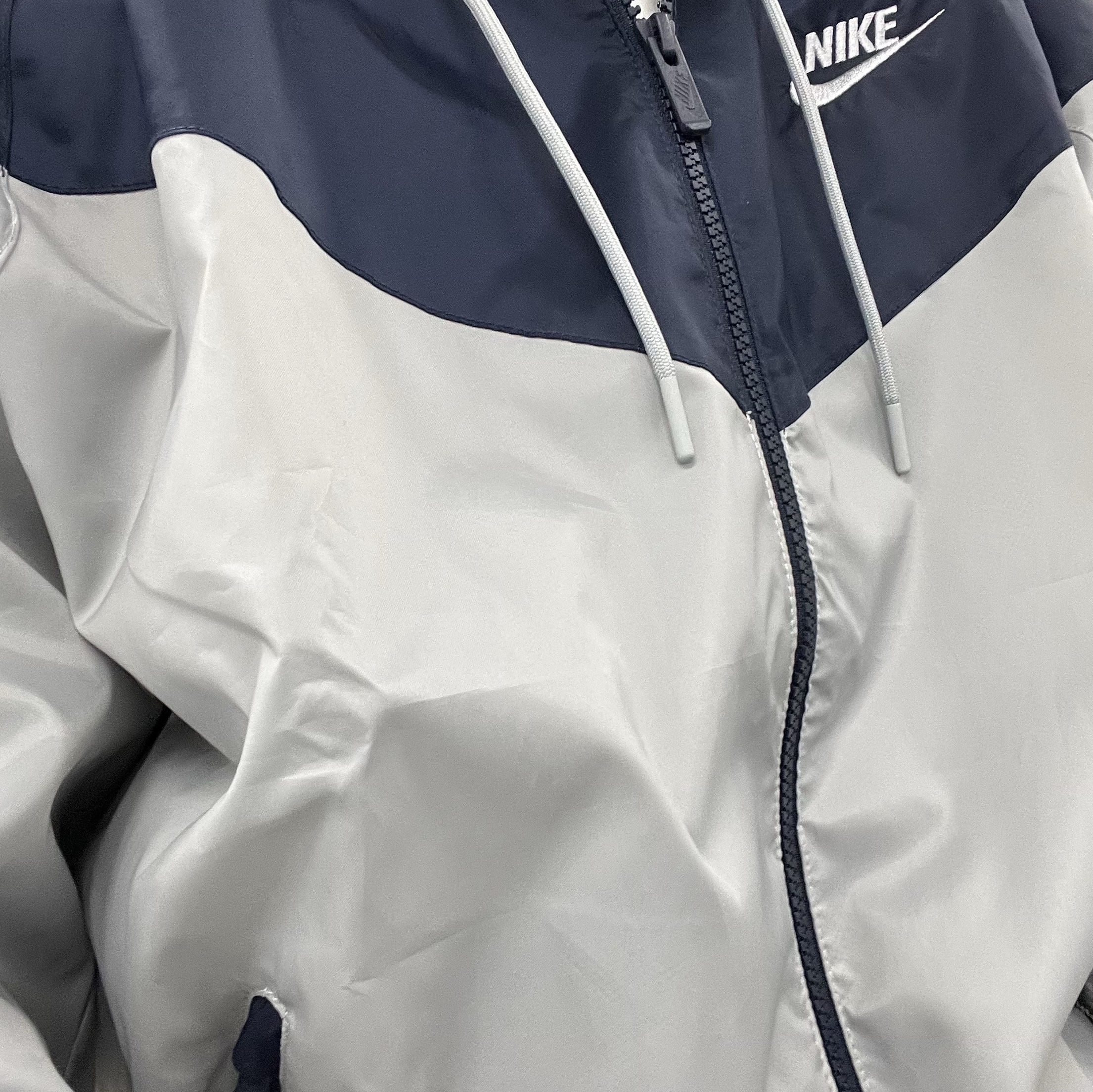 Nike NSW Windrunner Hooded Jacket Smok Grey Obsidian - US/EU 착용 스타일