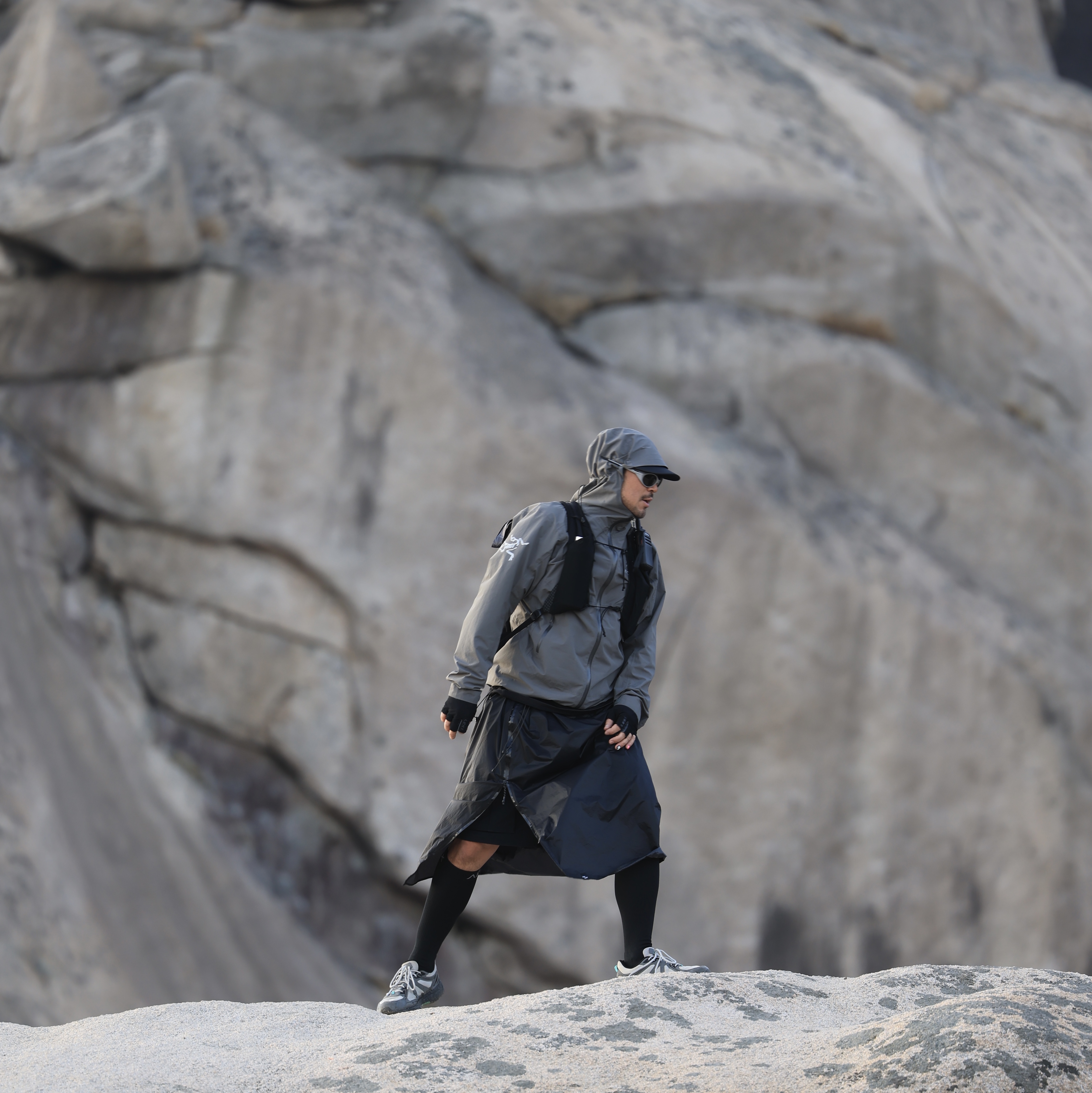 Arc'teryx x Beams Zeta SL Jacket Grey, Asics Gel-Venture 6 Mid Grey Black 착용 스타일 - 1