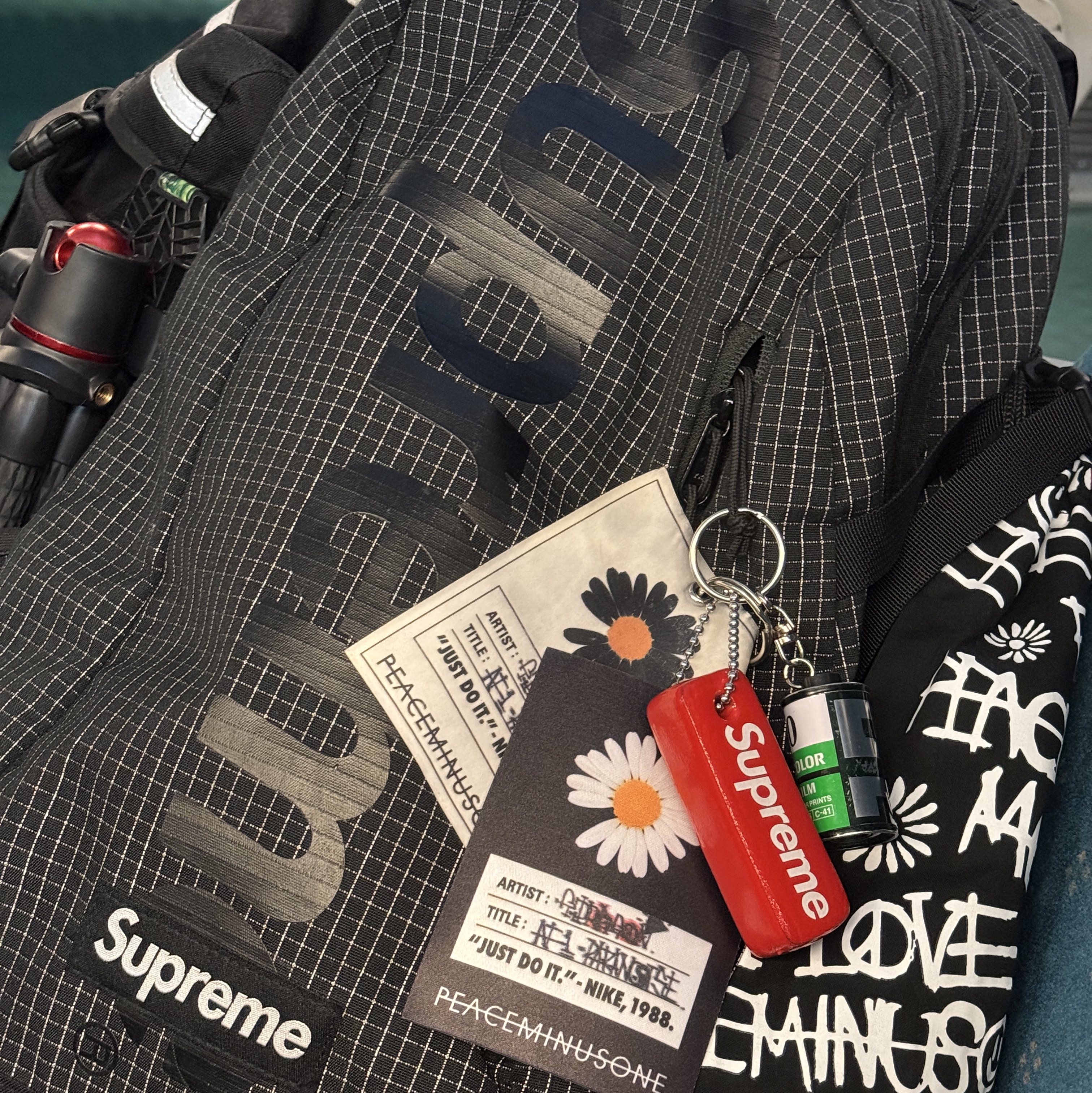 Supreme Camera Bag Black - 24FW, NewJeans x Murakami Plush Keyring Flower 착용 스타일 - 5