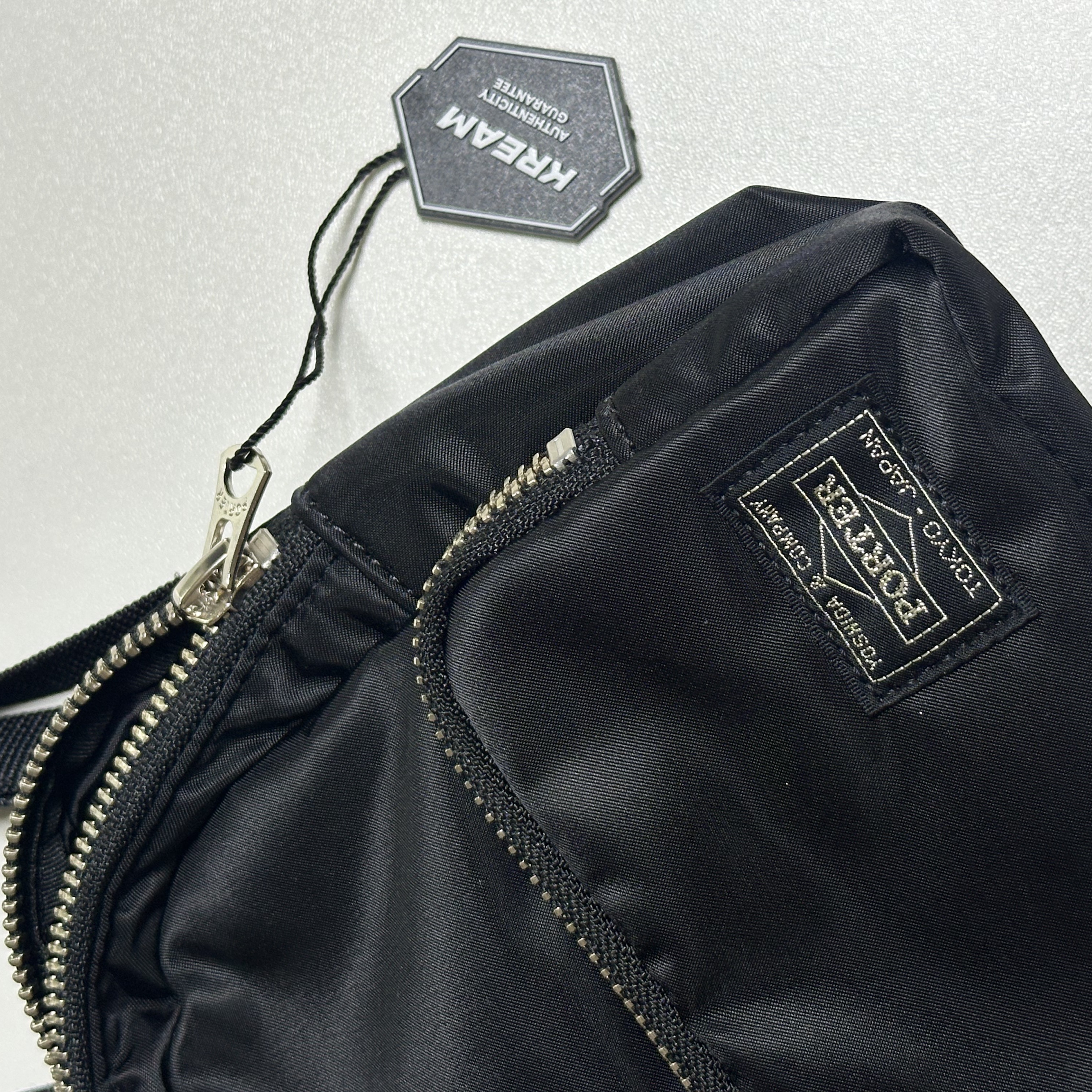 Porter Howl Daypack Mini Black 착용 스타일