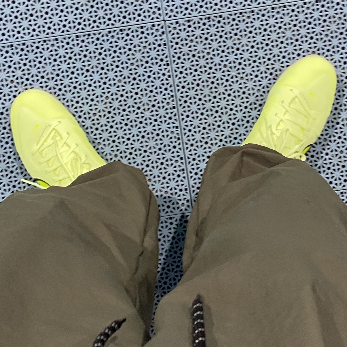 Nike React Tiempo Legend 9 Pro TF Barely Volt 착용 스타일 - 4