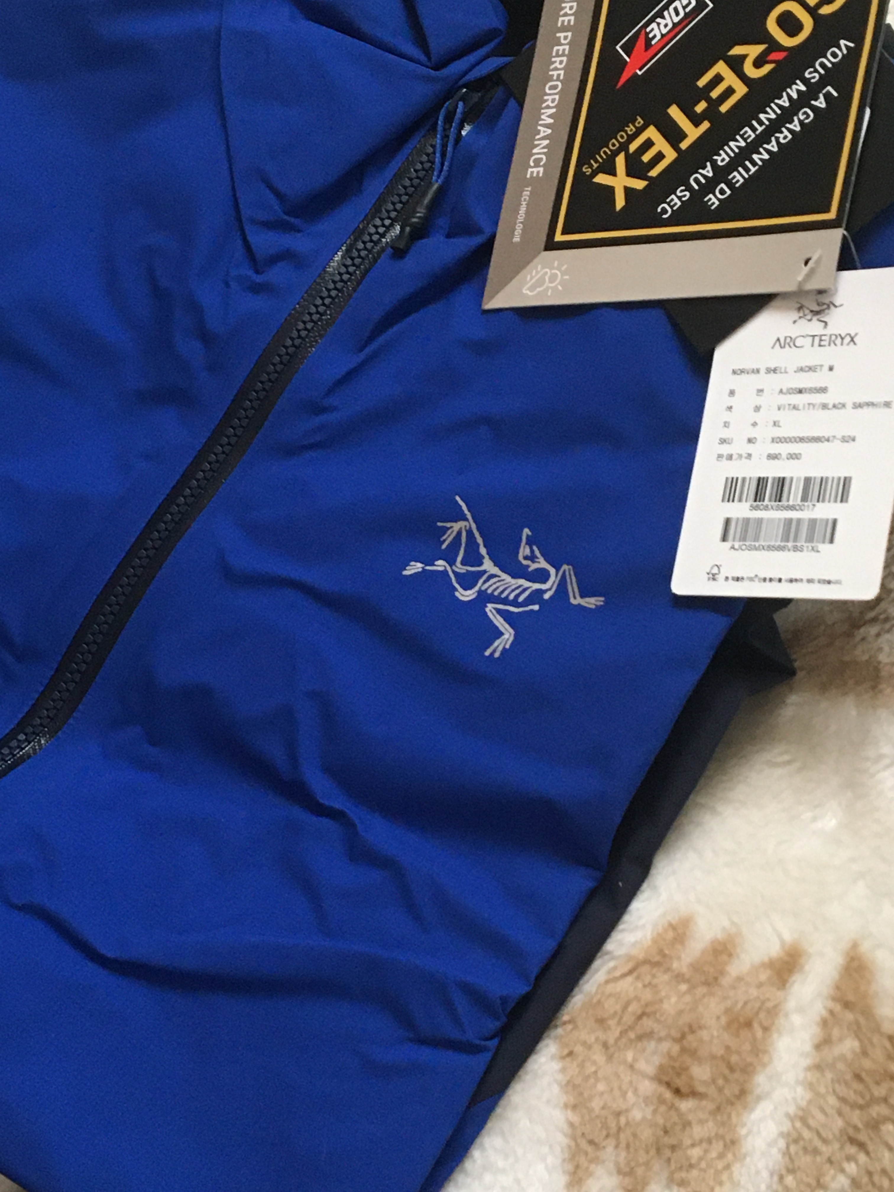 Arc'teryx Norvan shell Jacket Vitality Black Sapphire 착용 스타일 - 2