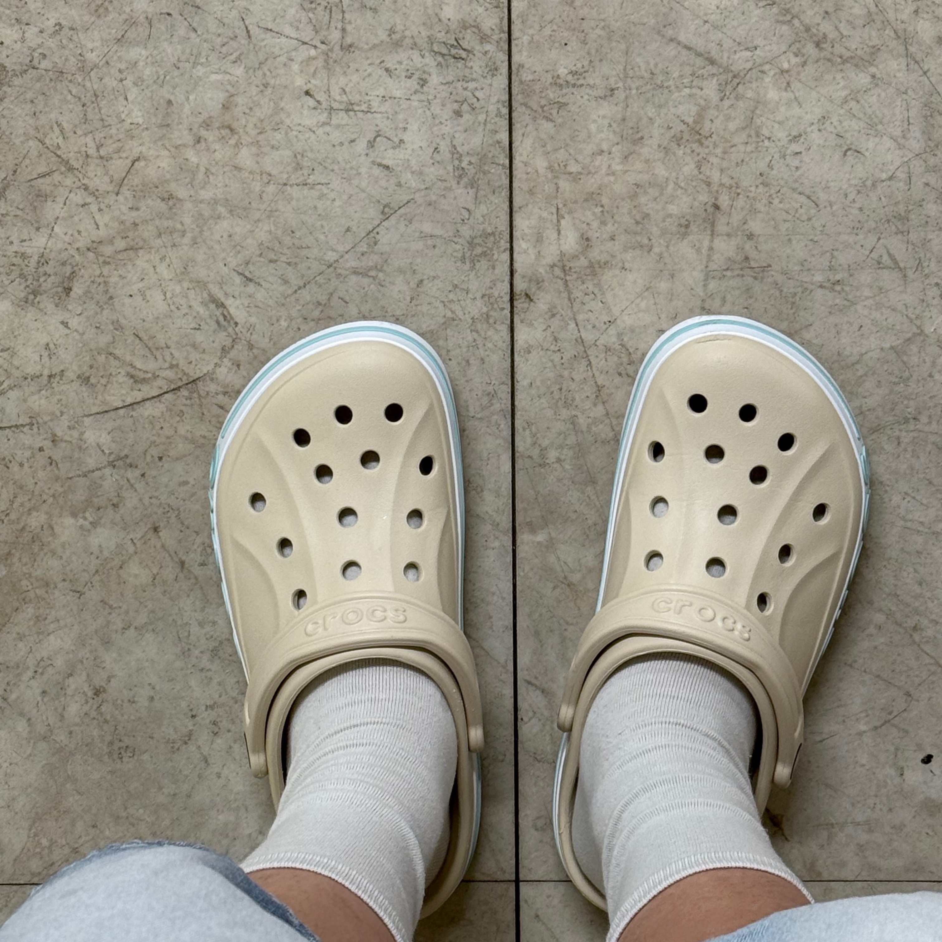 Crocs Bayaband Clog Winter White Multi 착용 스타일