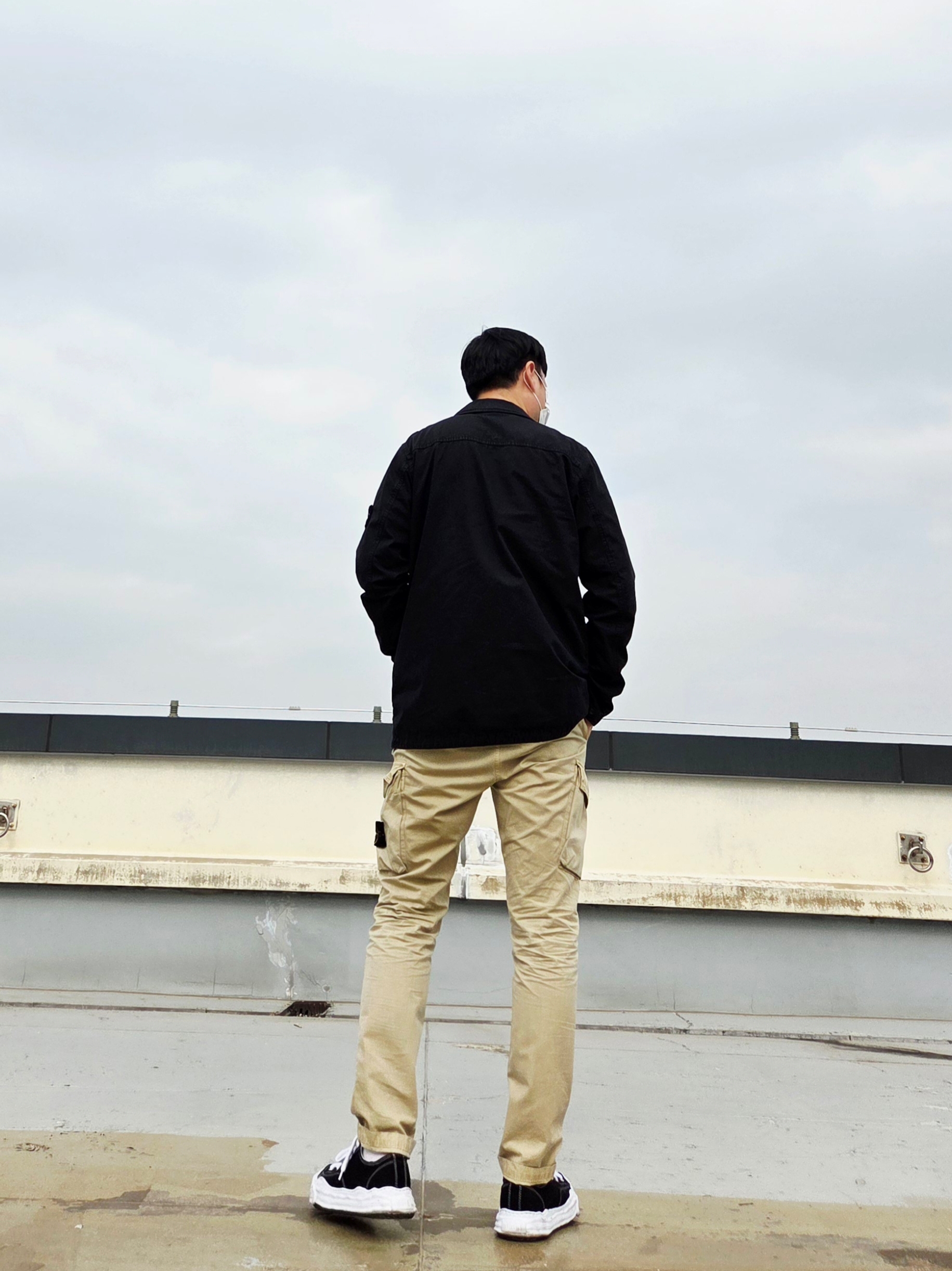 Maison Mihara Yasuhiro Hank OG Sole Canvas Low-top Sneakers Black, Stone Island 439WN Brushed Cotton Canvas Garment Dyed Old Effect Jacket Black - 22SS 착용 스타일 - 3